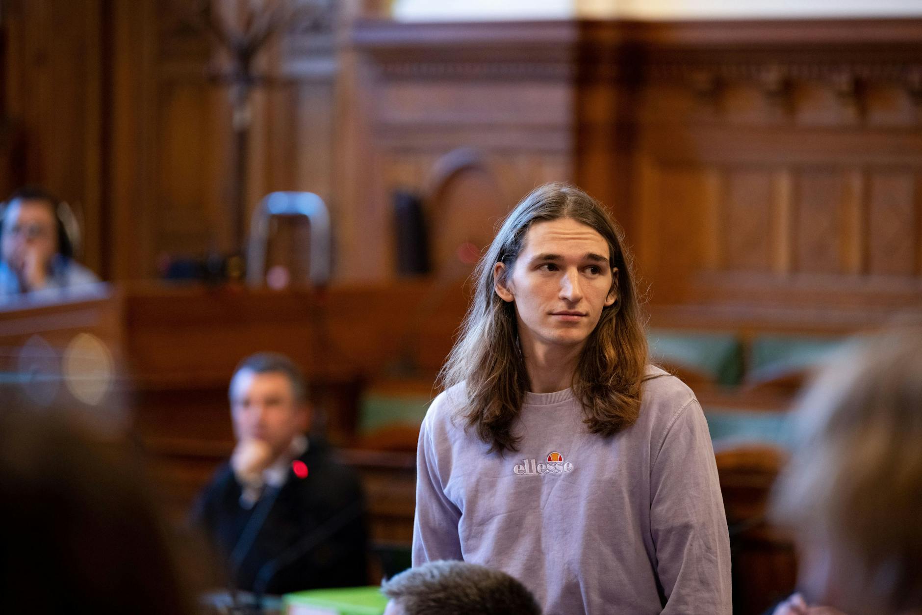 Hungría, Budapest en junio: Maja T. entra en la sala del tribunal donde se tomará una decisión sobre su solicitud de liberación de prisión.