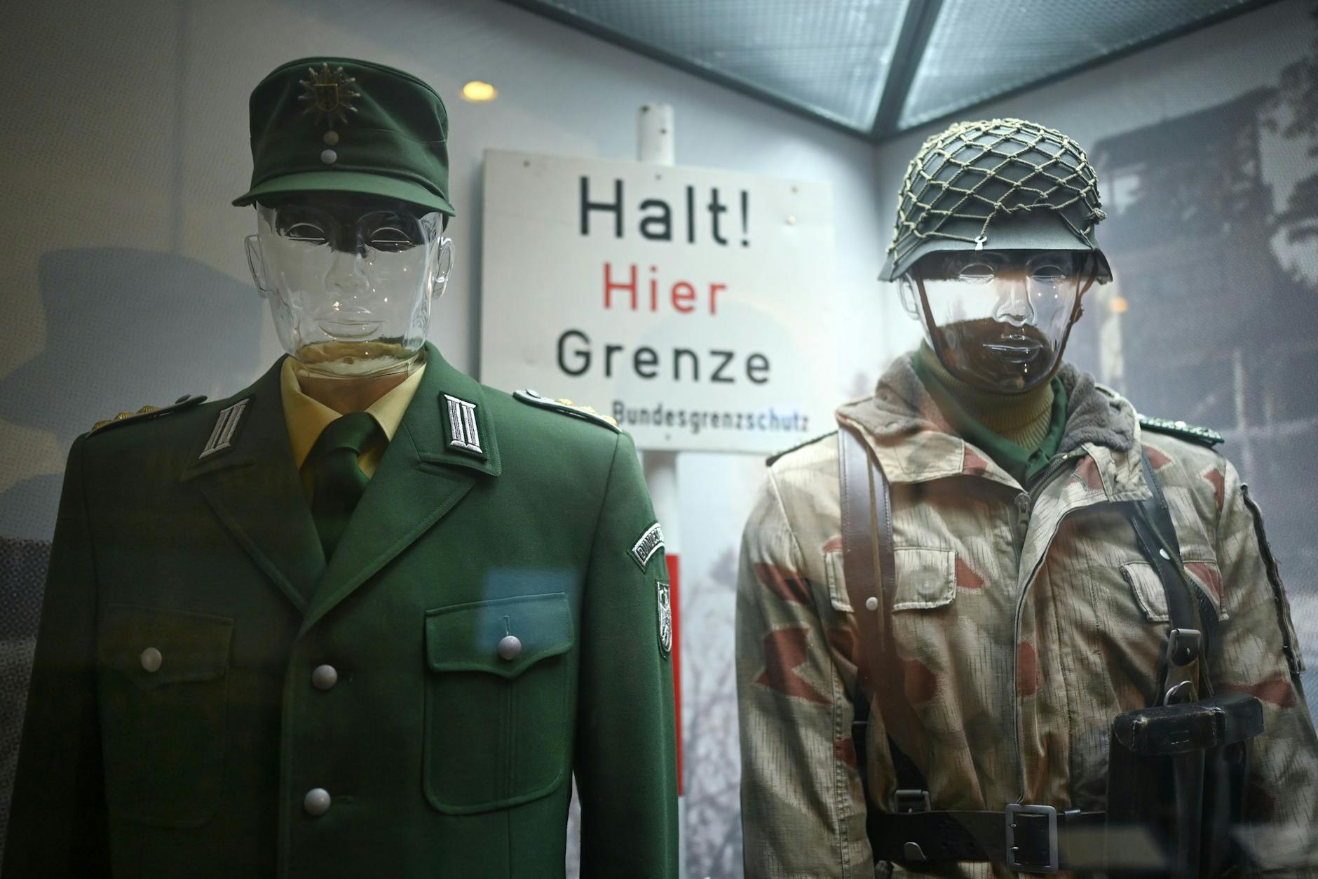 Verschiedene Uniformen des Bundesgrenzschutzes sind in der Grenzgedenkstätte Point Alpha in einer Vitrine zu sehen. Point Alpha gilt als eine der eindrucksvollsten Grenzgedenkstätten zur deutschen Teilung.