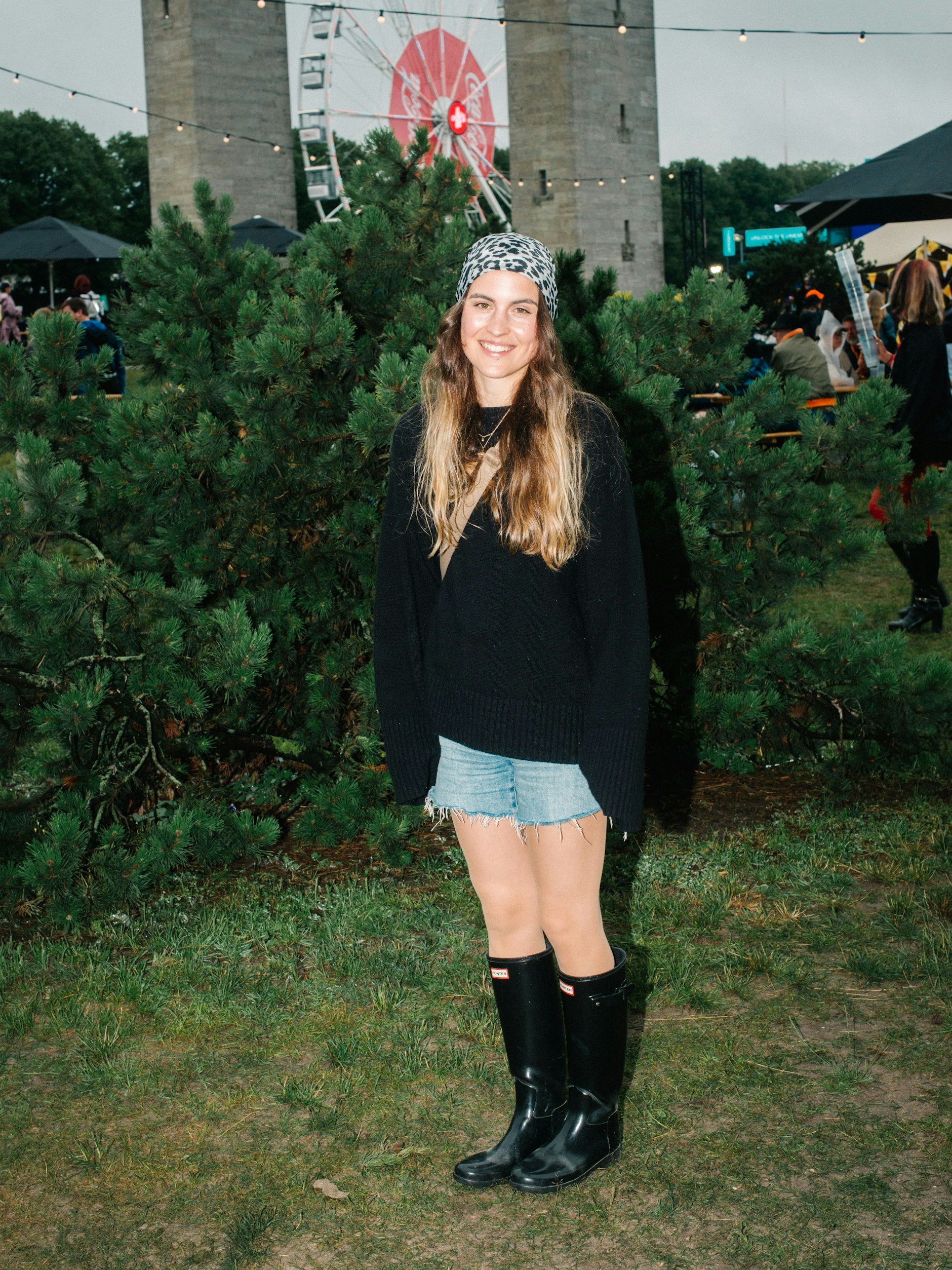 Julika, Glastonbury'de mükemmel ellerde olurdu: Hunter çizmeleri, bol yün kazak ve saçında ipek bir eşarp. Bu görünüm, 2000'lerdeki Kate Moss'u anımsatıyor. Kıyafeti, zorlu hava koşullarına mükemmel uyum sağlamıştı.