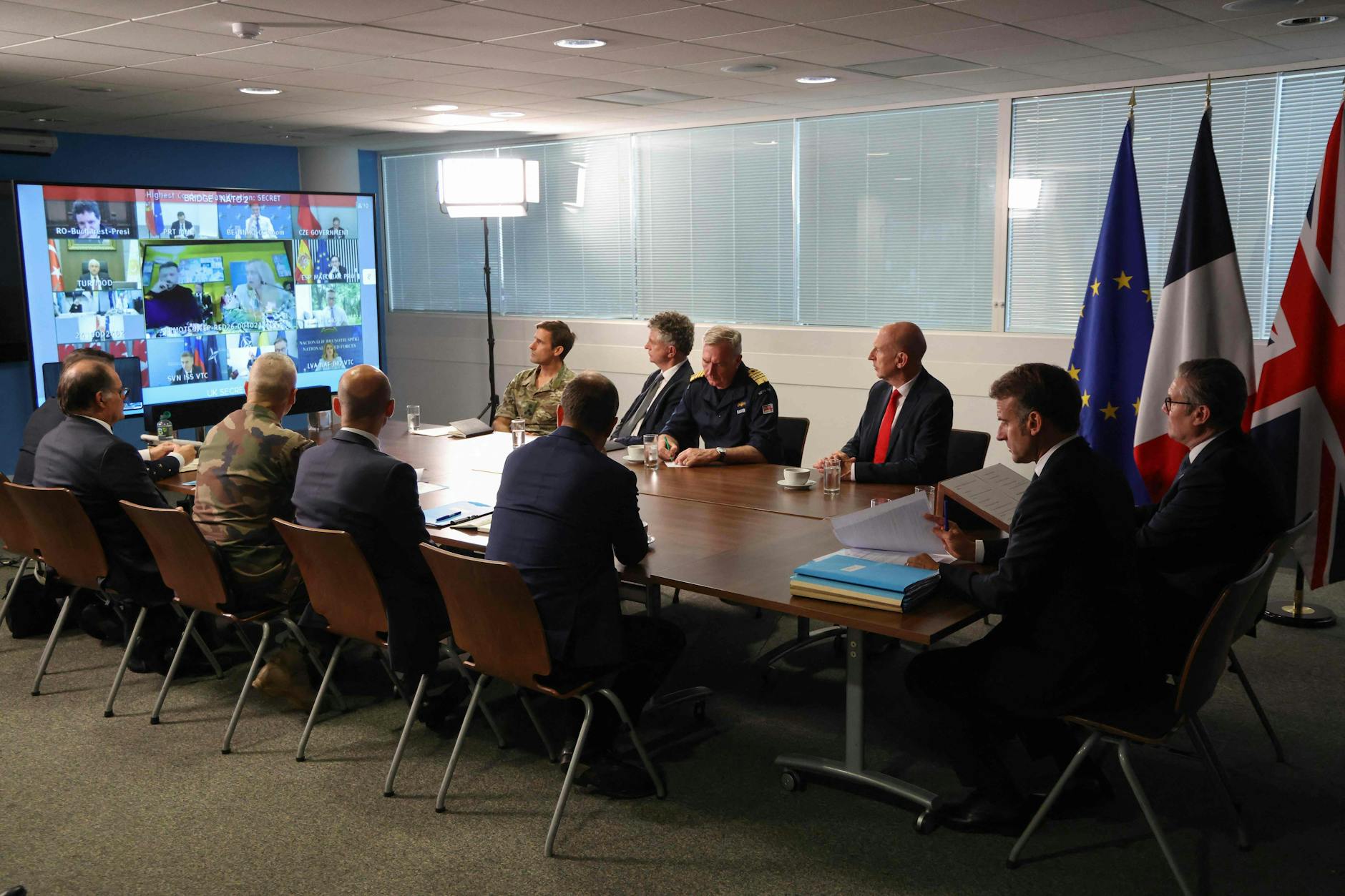 Vertreter der Nato während eines Treffens der Koalition der Willigen auf einem Militärstützpunkt im Northwood-Hauptquartier im Nordwesten Londons