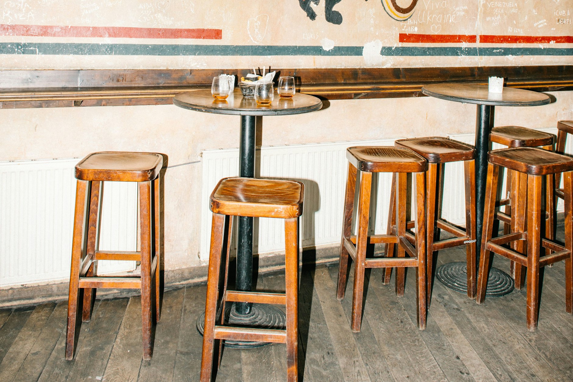 Chi beve troppo rum al bar-ristorante QBA può rifarsi con degli stuzzichini caraibici.