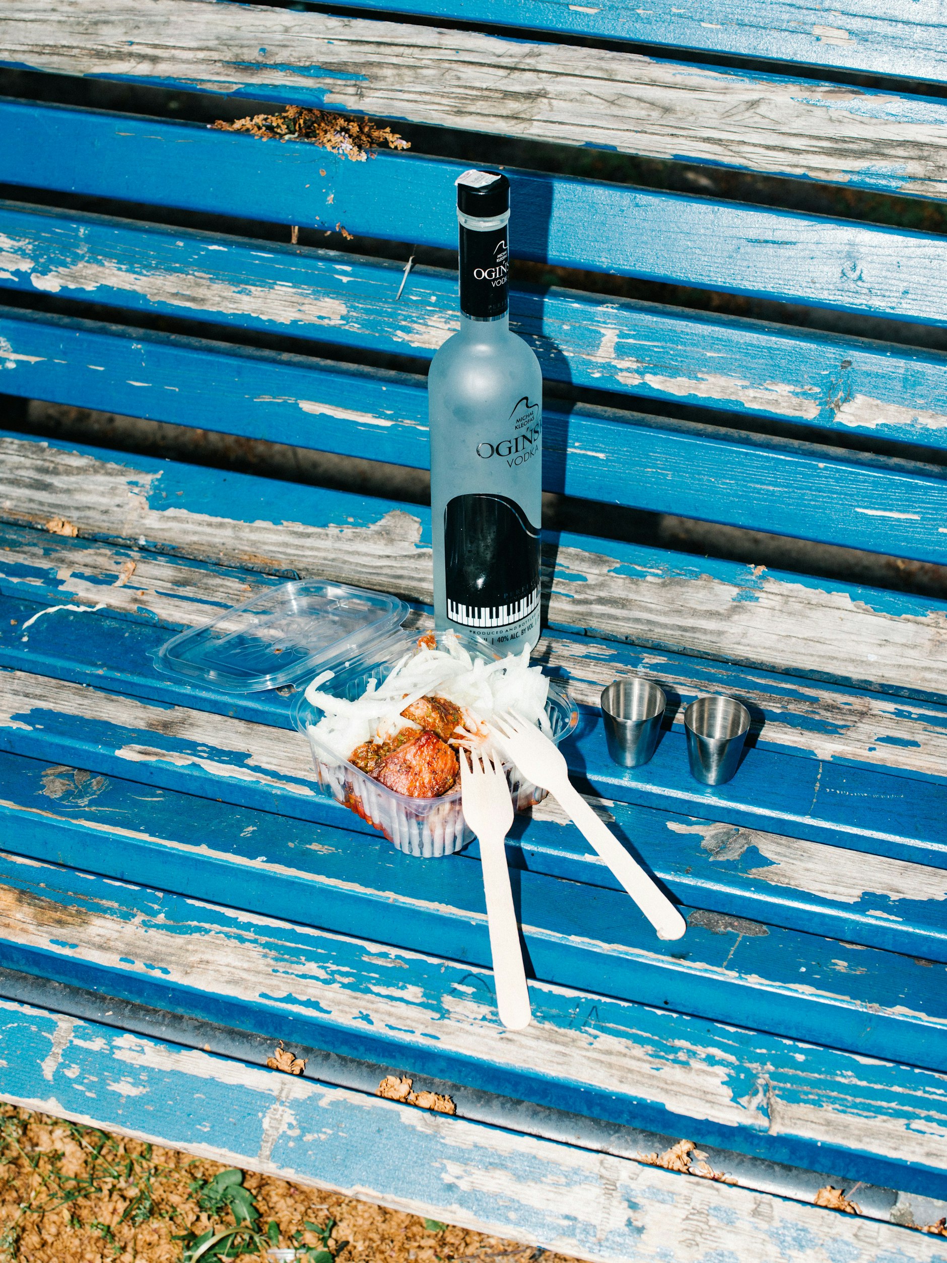 In linea con lo stile, spiedini e grappa vengono serviti sulla panchina più vicina del parco.