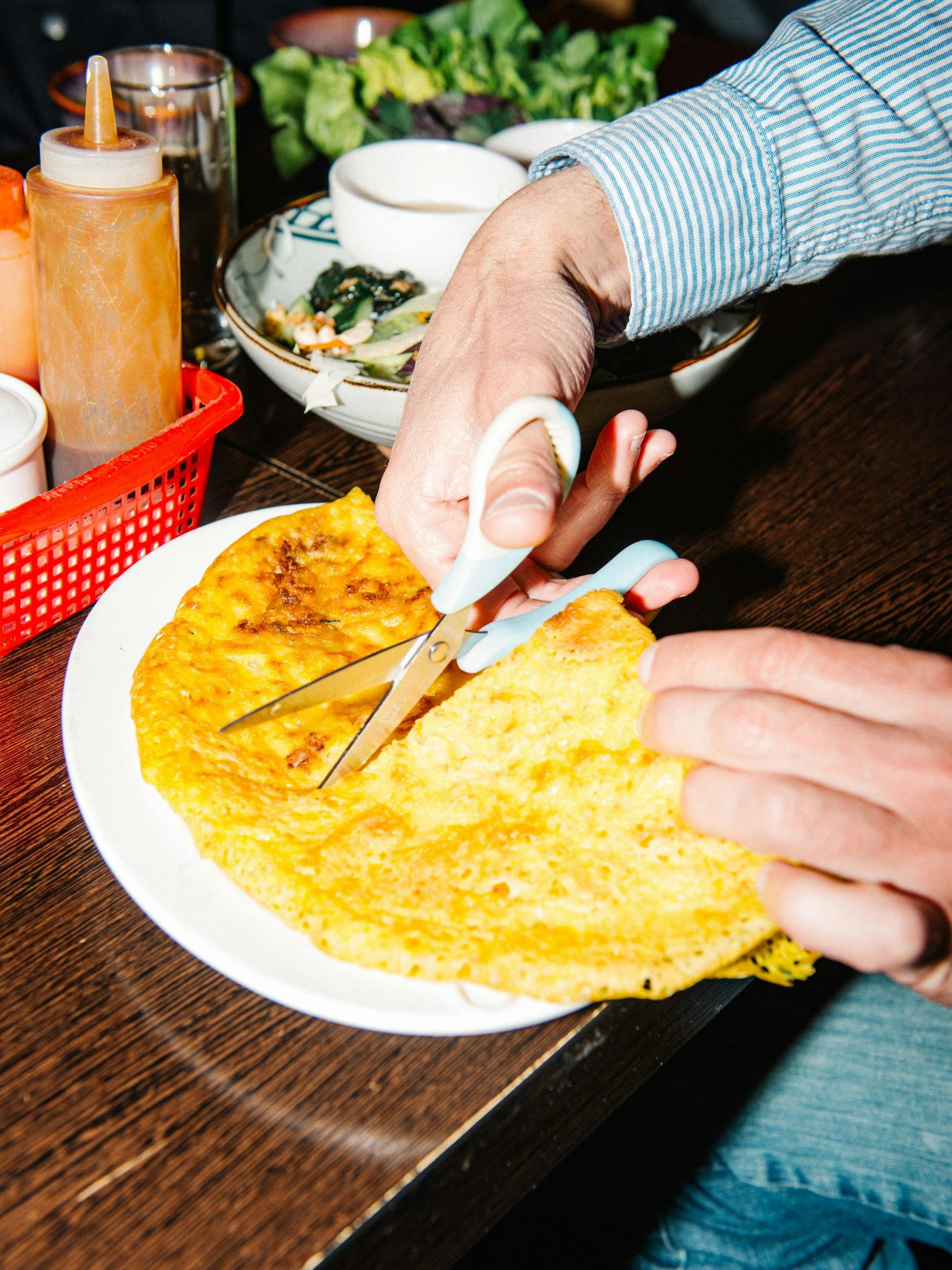 Bánh xèo продается в виде набора для самостоятельного изготовления, в который входят ножницы.