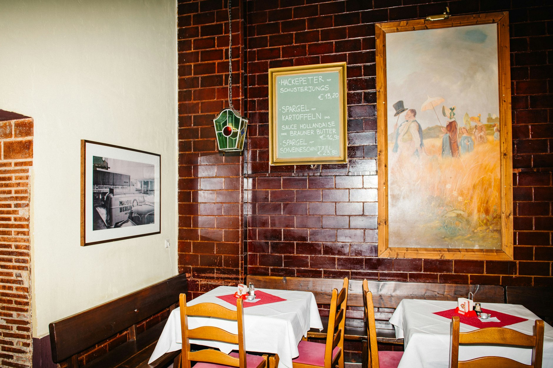 Nel ristorante rustico Zum Schusterjungen anche la gente del posto apprezza la solyanka.