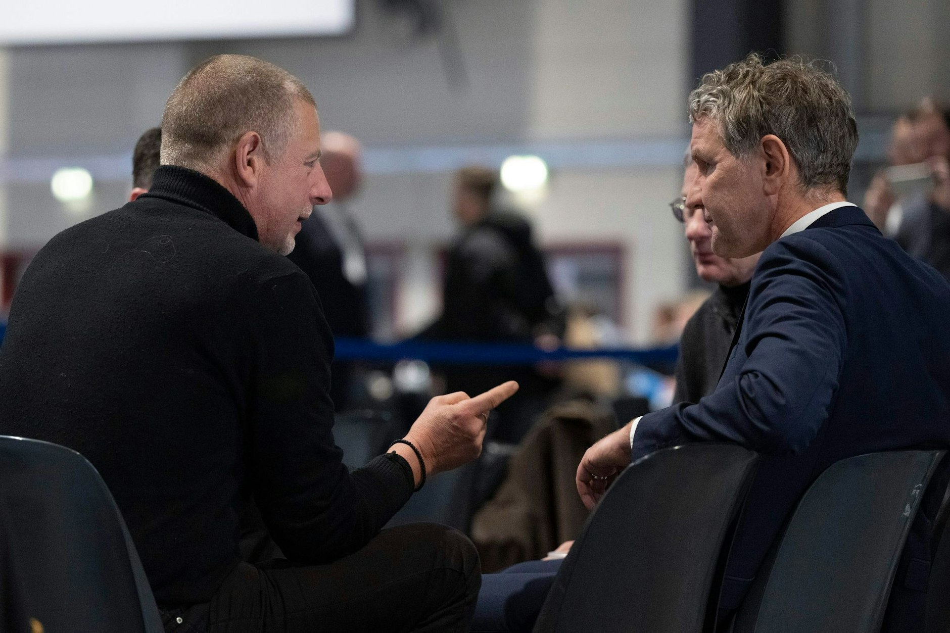 Götz Kubitschek (à esq.), editor, publicitário e ativista político da Nova Direita, e Björn Höcke (AfD), líder do grupo parlamentar na Turíngia, na conferência federal do partido AfD em Riesa