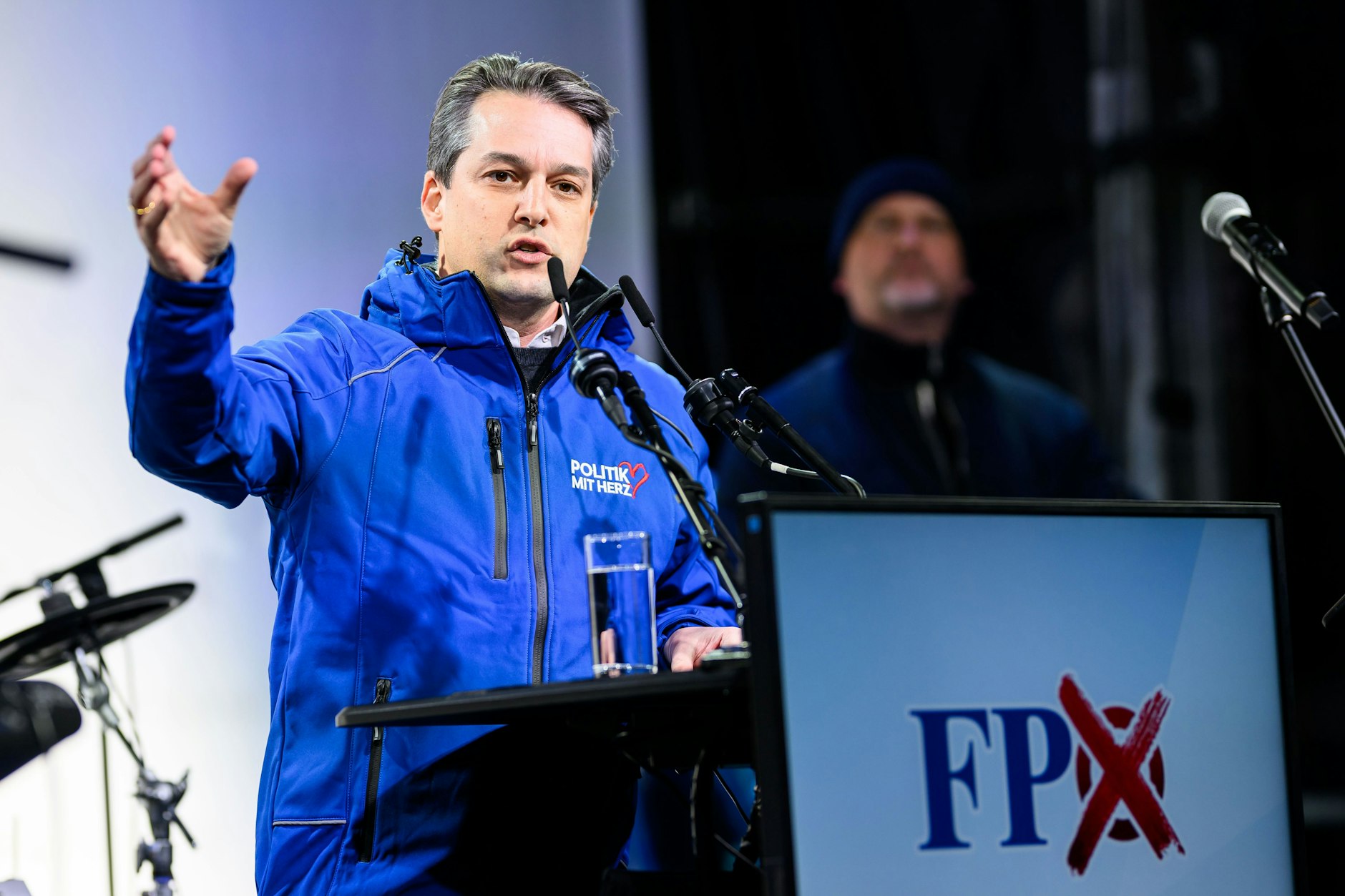 Dominik Nepp (FPÖ) na campanha eleitoral em Viena em março