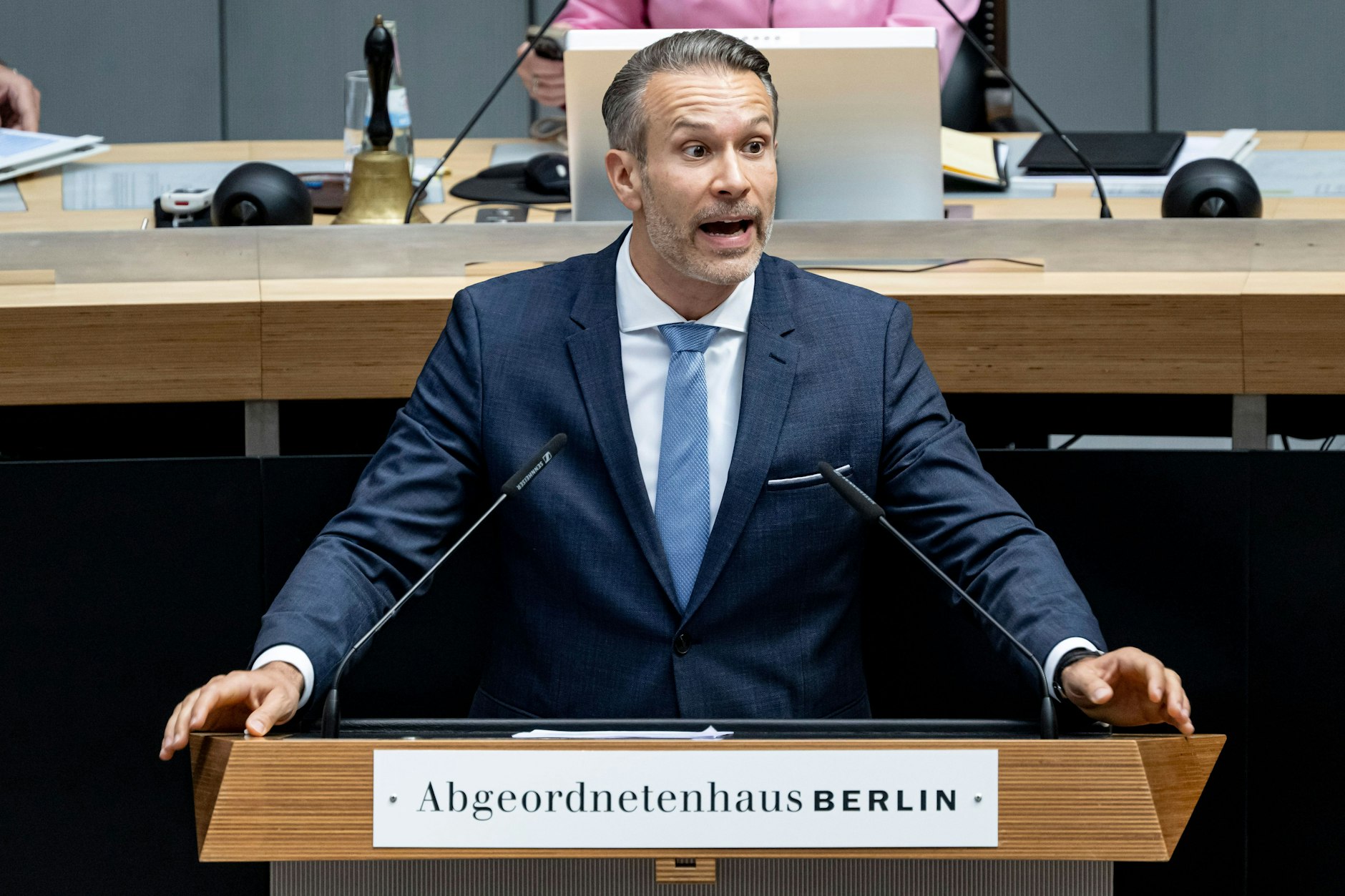 Thorsten Weiß (AfD), membro da Câmara dos Representantes de Berlim, discursa em uma sessão plenária.