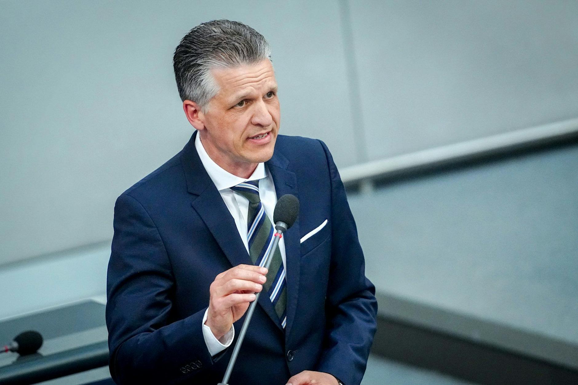 Thorsten Frei (CDU), chefe da Chancelaria Federal, anunciou voos regulares de deportação