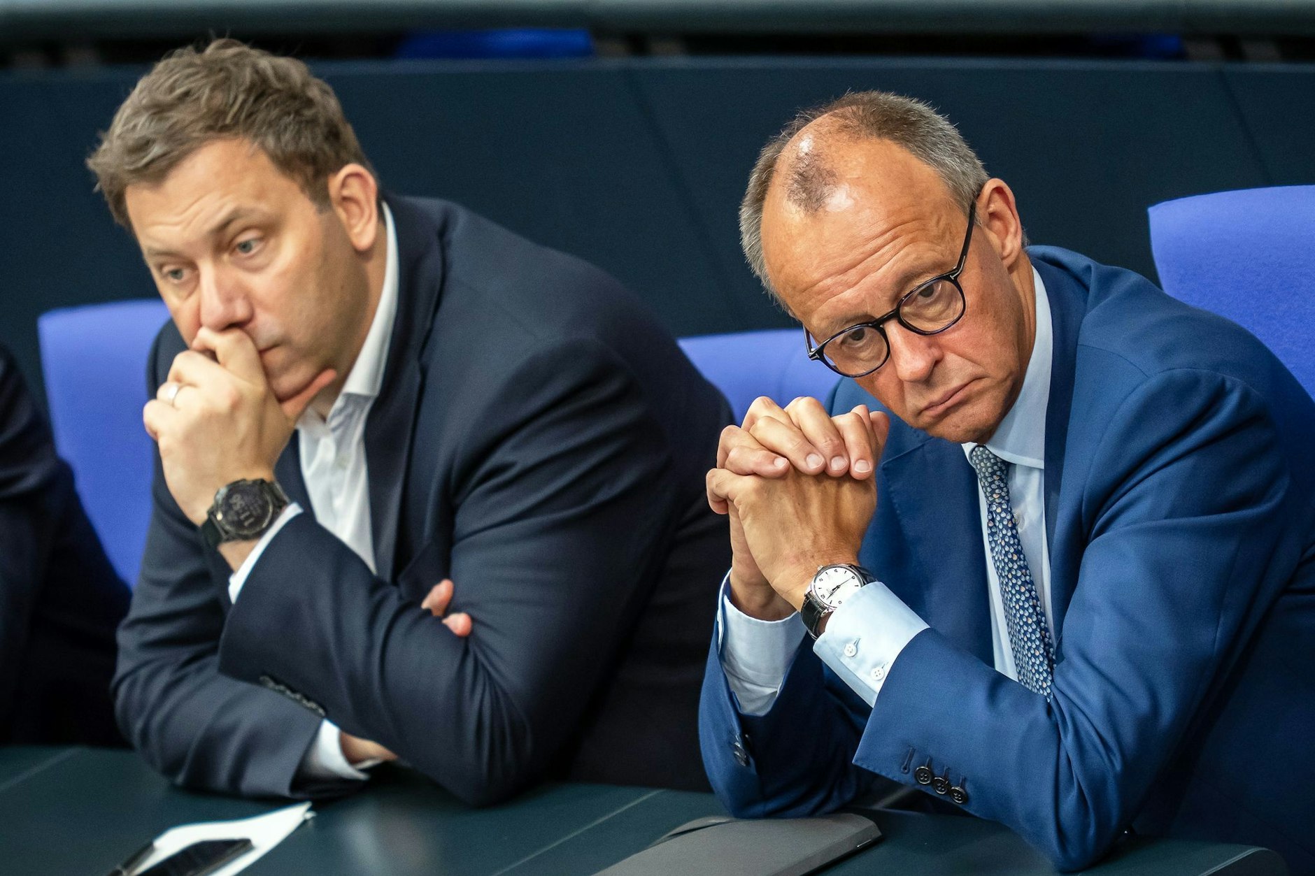 Federal Meclis'te Lars Klingbeil'in (SPD, sol) yanında Friedrich Merz (CDU, sağda)