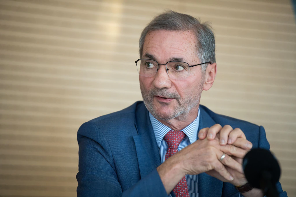 Ex-Prime Minister Platzeck defends visits to Moscow