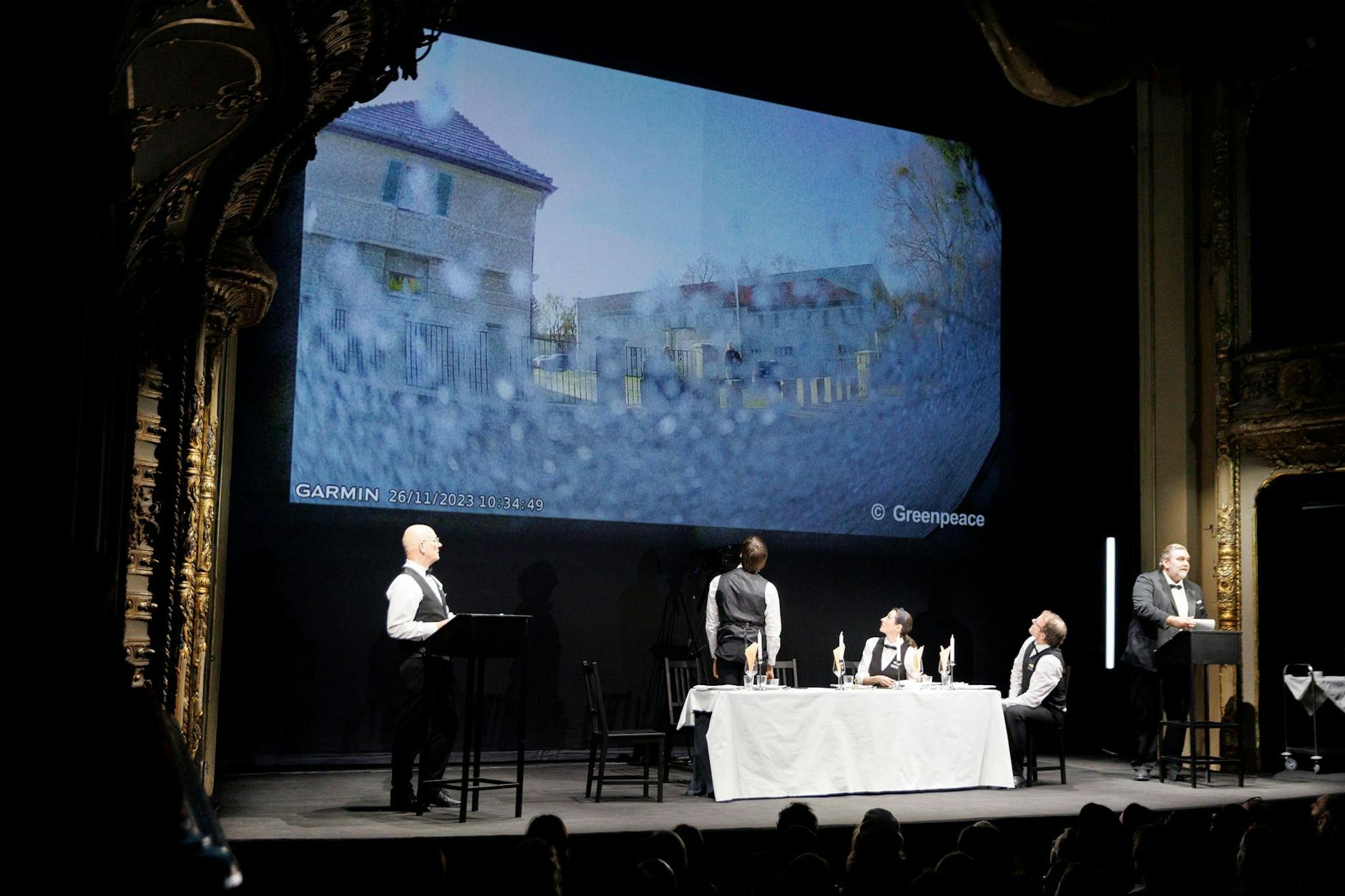 Berliner Ensemble'da düzenlenen sahnelemeli okumada Correctiv, AfD'li siyasetçiler, sağcı aşırılıkçılar ve girişimciler arasında gerçekleşen toplantının ayrıntılarını sunuyor.