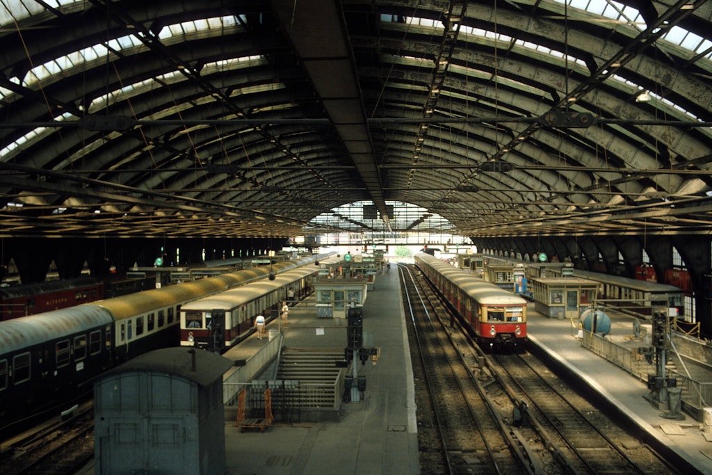 Mitarbeiter der Deutschen Bahn kündigt nächsten Halt an: „Willkommen im Hauptbahnhof der DDR“