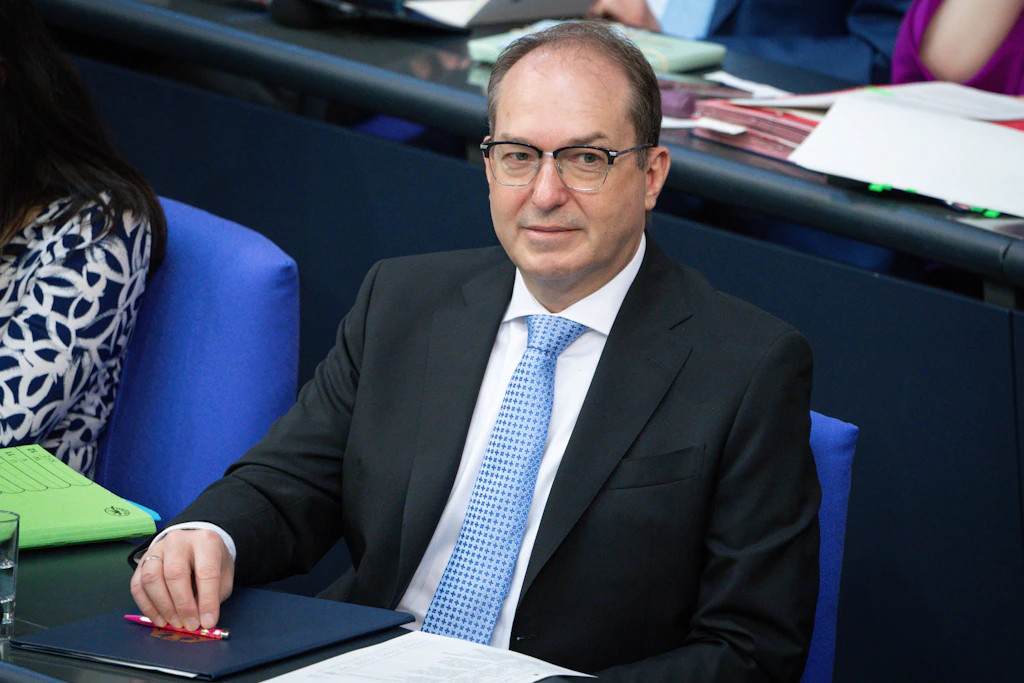 Online naturalization: Alexander Dobrindt criticizes Berlin state office