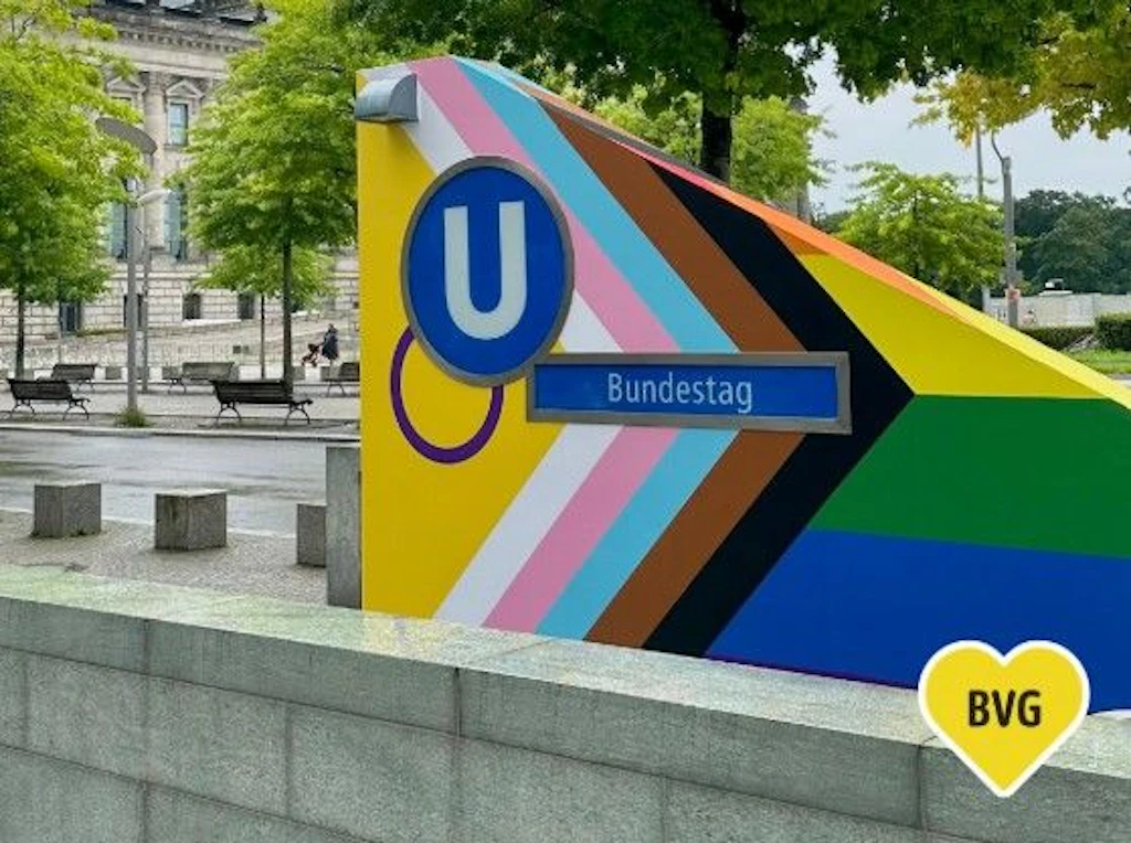 BVG decorates subway station at the Bundestag with rainbow: protest ...