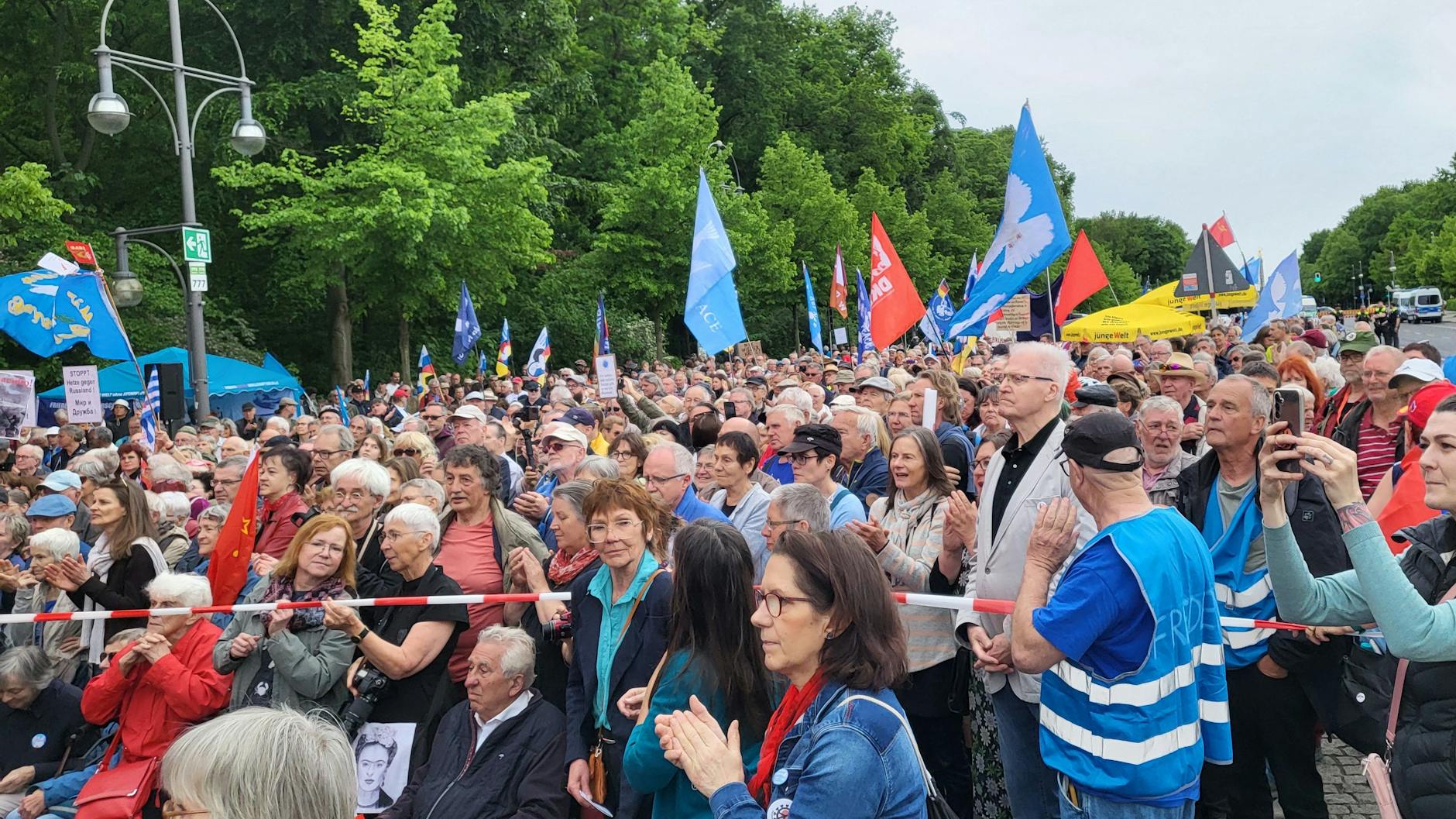 Egon Krenz (below, seated) changed sides at the celebration of Liberation Day 2025: off the stage, into the crowd.