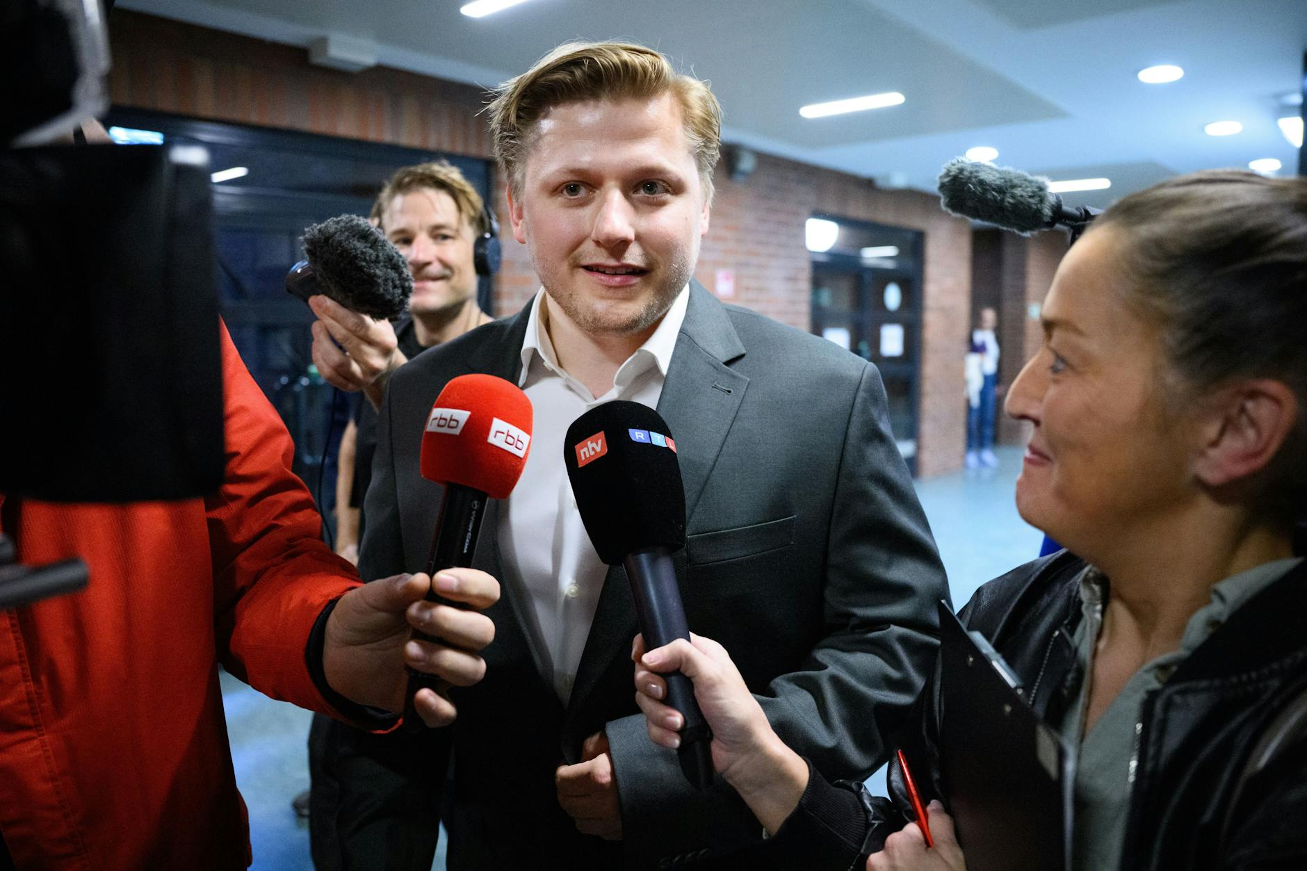 Berlin: Comedian und Satiriker Sebastian Hotz alias „El Hotzo“ kommt zum Prozess gegen ihn vor dem Amtsgericht Tiergarten.