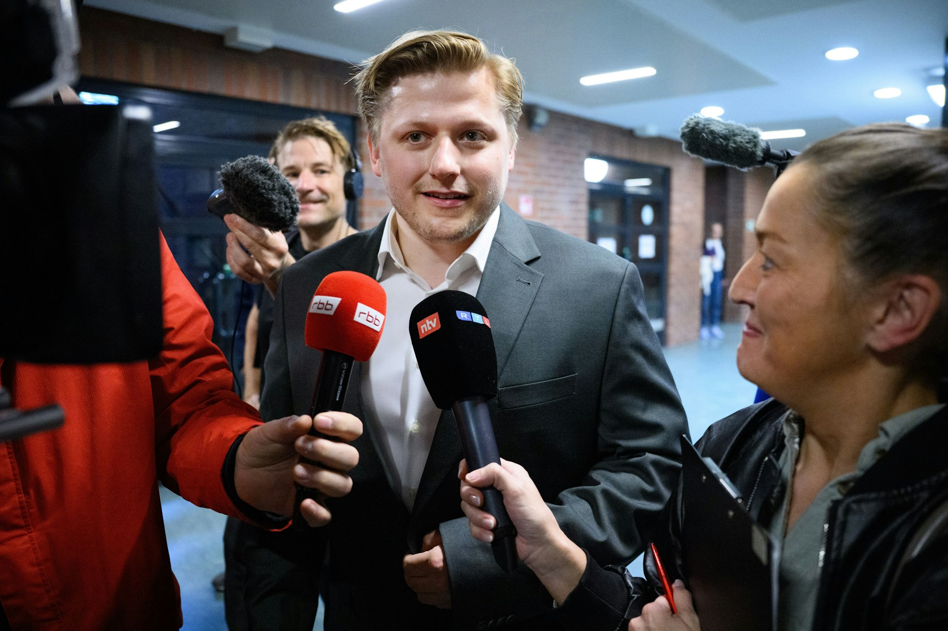 Berlin: Comedian und Satiriker Sebastian Hotz alias „El Hotzo“ kommt zum Prozess gegen ihn vor dem Amtsgericht Tiergarten.