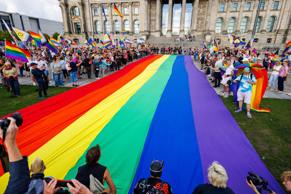 In front of the Reichstag building: 400 square meters of rainbow flag laid ...