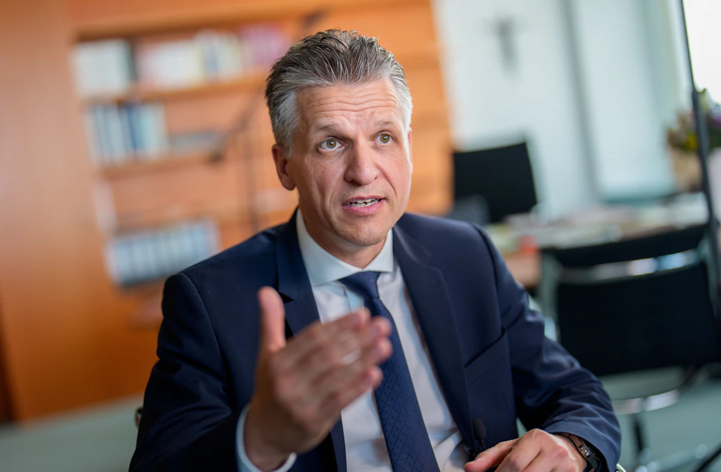 CDU-Kanzleramtschef Thorsten Frei lobt Koalition: Illner unterbricht ihn