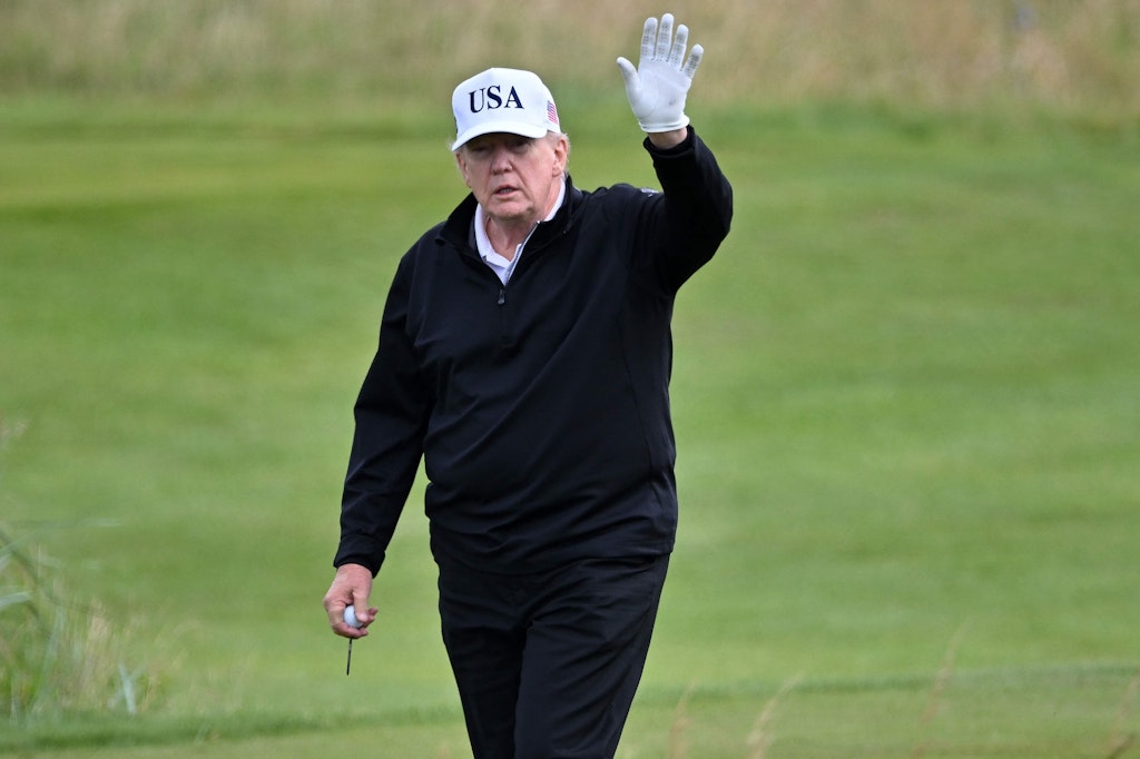 Leye'den indirim için yalvarın ve Trump golf oynuyor