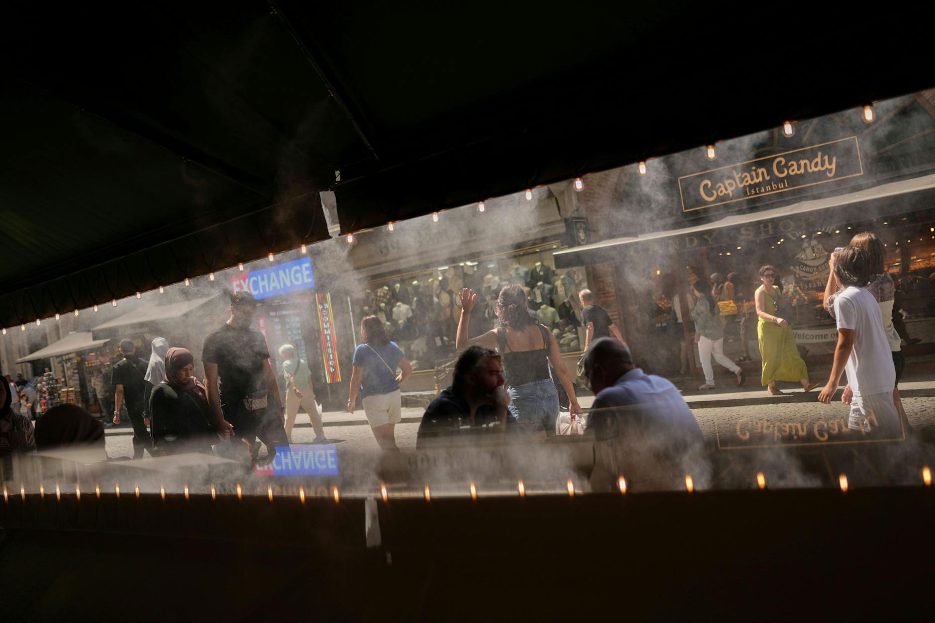 Ein Café in Istanbul versprüht feinen Nebel, um Gäste und Passanten abzukühlen.