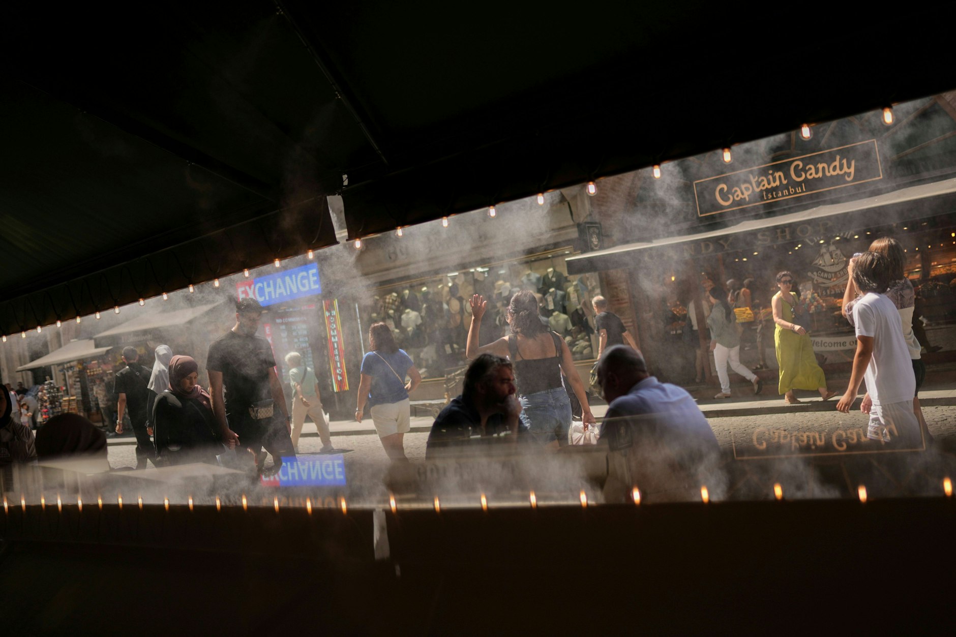 Ein Café in Istanbul versprüht feinen Nebel, um Gäste und Passanten abzukühlen.