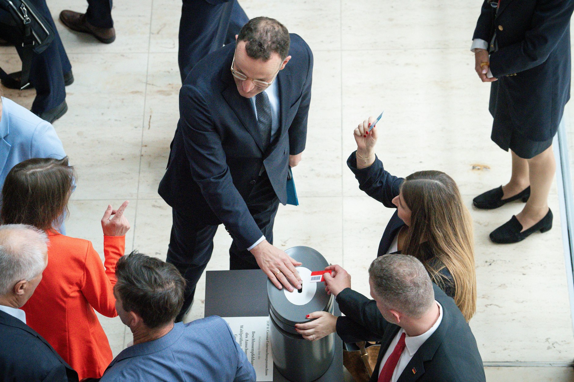 Jens Spahn (CDU), Berlin'deki Alman Federal Meclisi'nin 18. oturumunda Korona salgınıyla ilgili Enquete Komisyonu'nun yoklama oylaması sırasında
