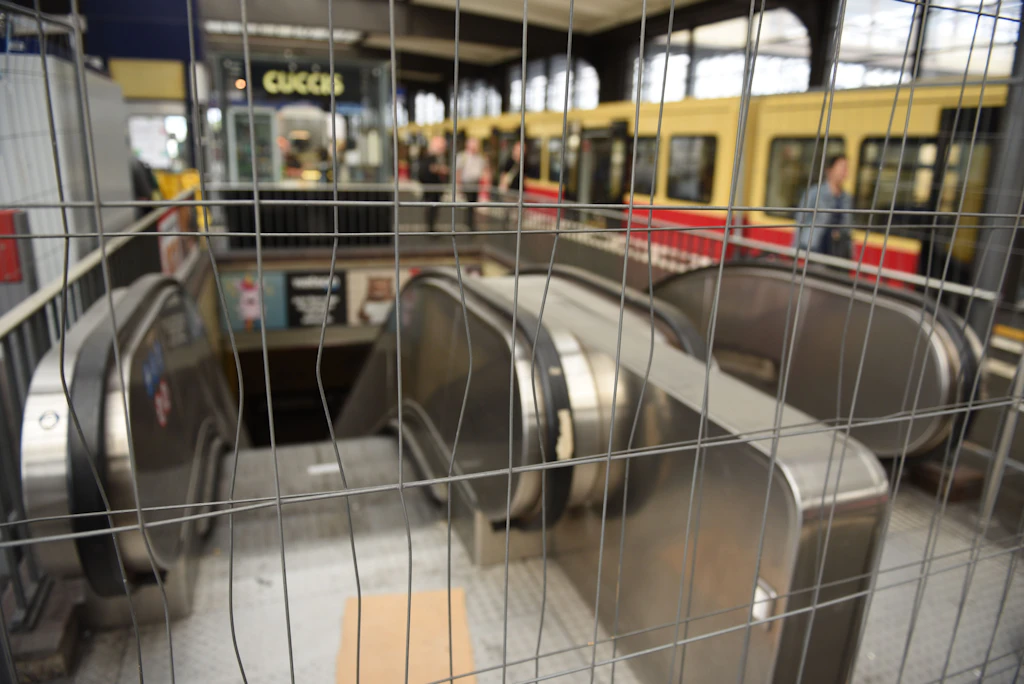 Escalators in Berlin constantly broken: Hooligans sabotage the Zoo and ...
