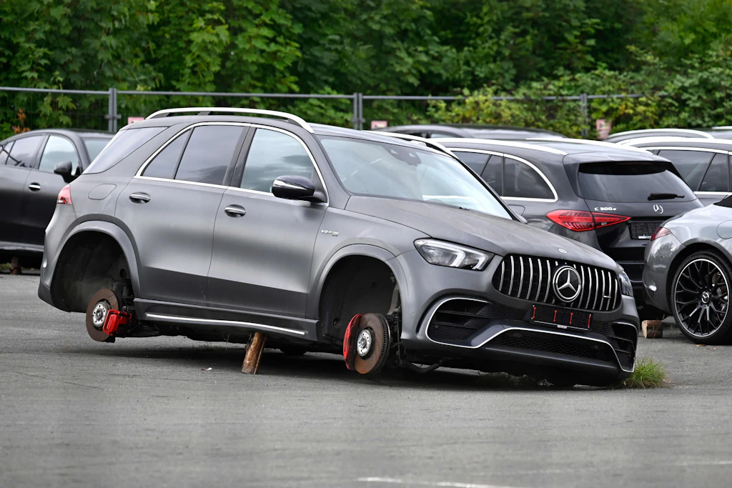 Mercedes's drop in profits alarms experts: Electric cars are