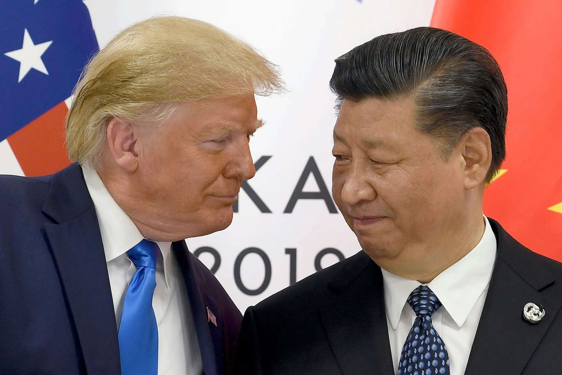 Präsident Donald Trump (l.) trifft den chinesischen Präsidenten Xi Jinping während eines Treffens am Rande des G20-Gipfels.