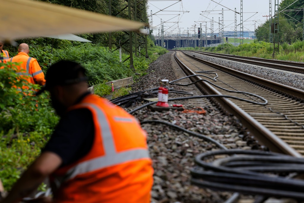 Hauptstrecke der Deutschen Bahn lahmgelegt: Bekennerschreiben aufgetaucht