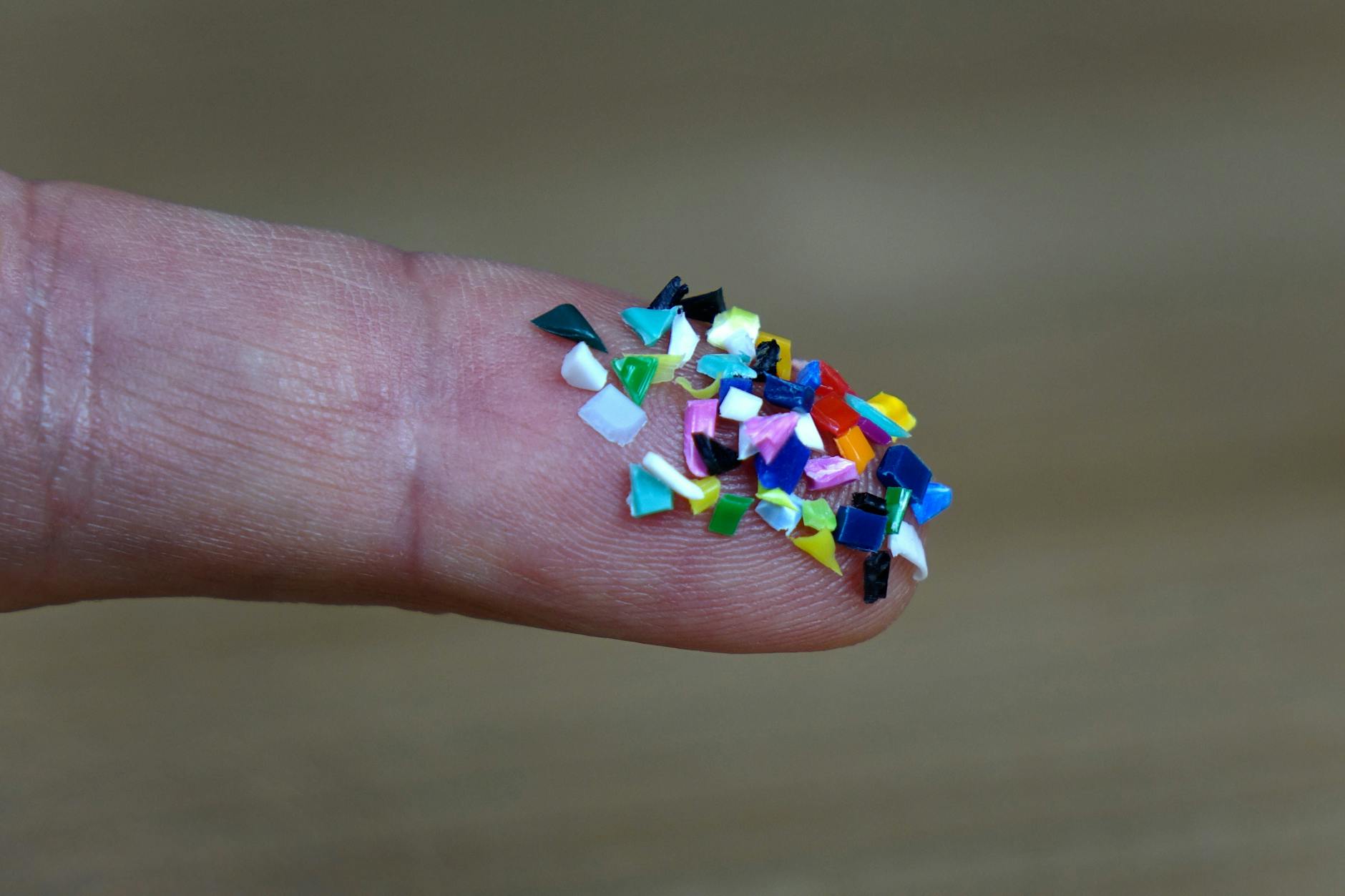 Mikroplastik an einem Zeigefinger