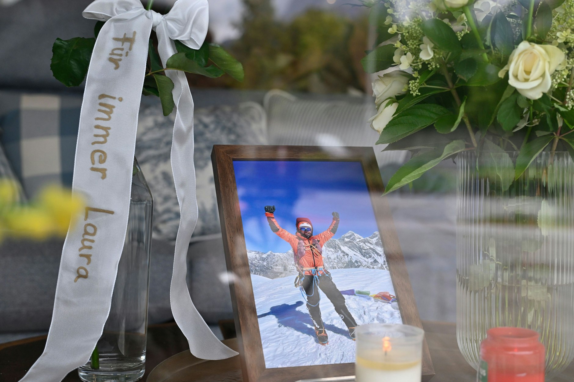 Ein Foto, Kerzen, Rosen und eine Schleife mit der Aufschrift „Für immer Laura“ stehen im Einrichtungsgeschäft Dahlmeier im Schaufenster.