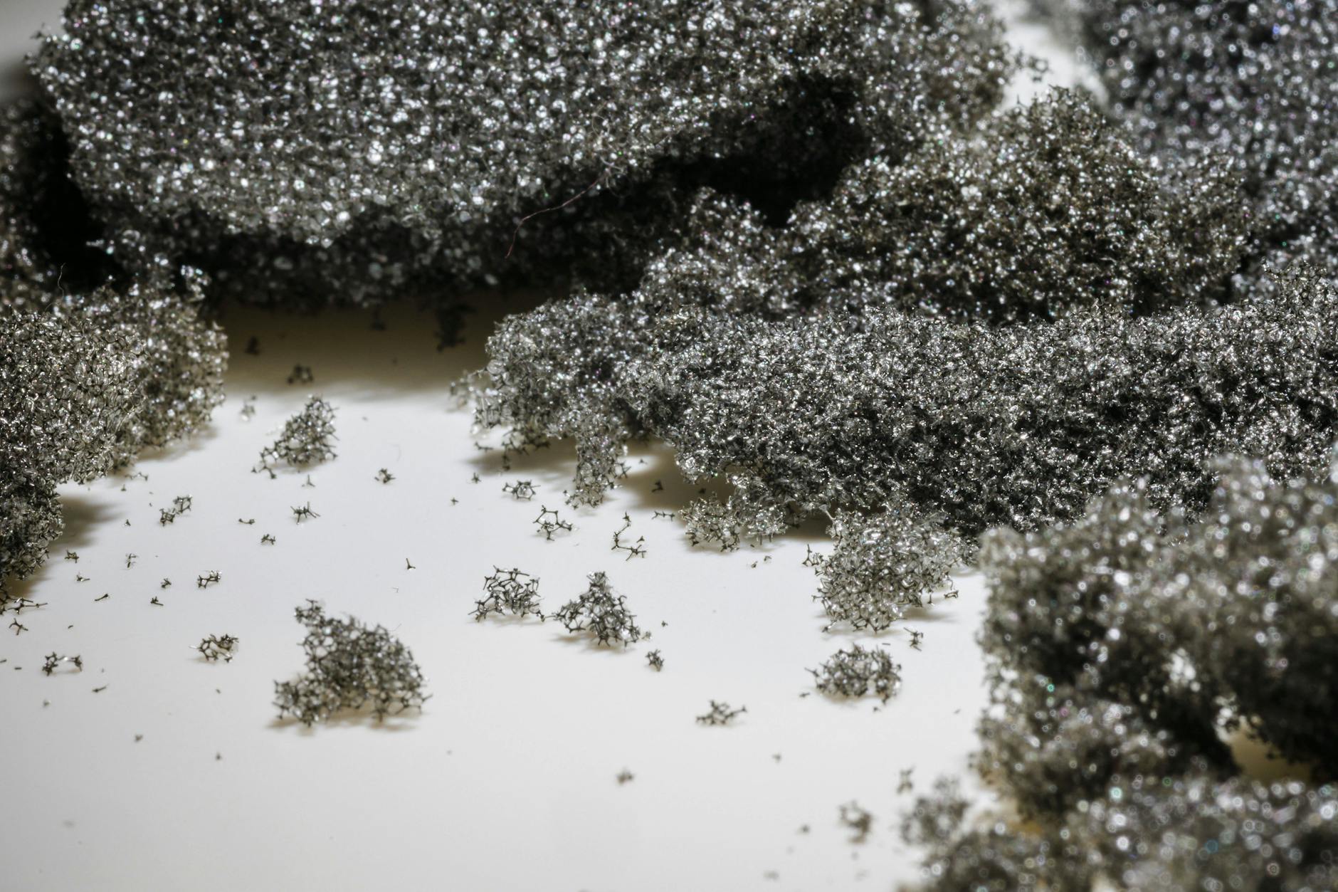 Ursache für Mikroplastik in der Luft: zerfallender Schaumstoff in einer Berliner Wohnung.