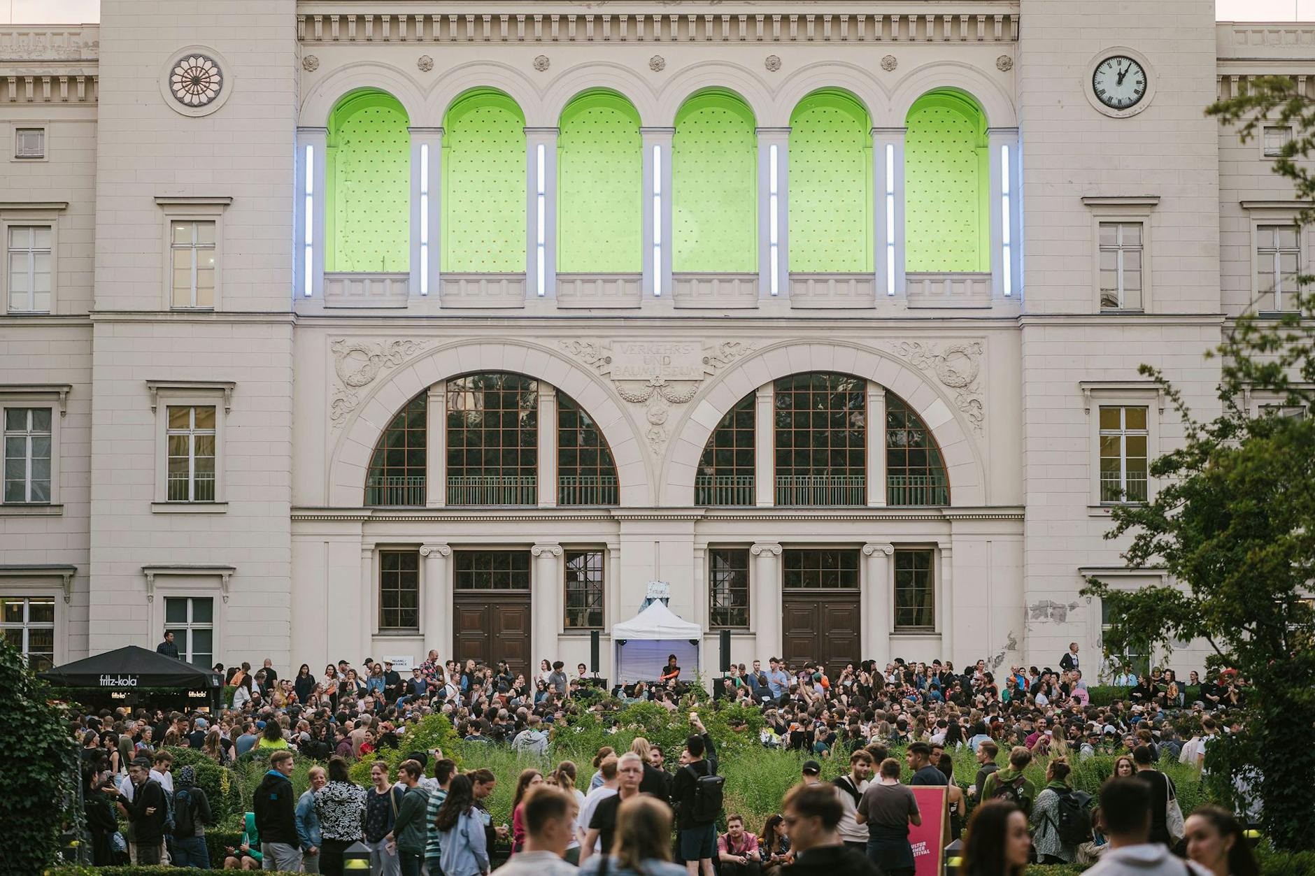 DJ'ler, içecekler ve sanat – her perşembe saat 19:00'dan itibaren Hamburger Bahnhof önünde.