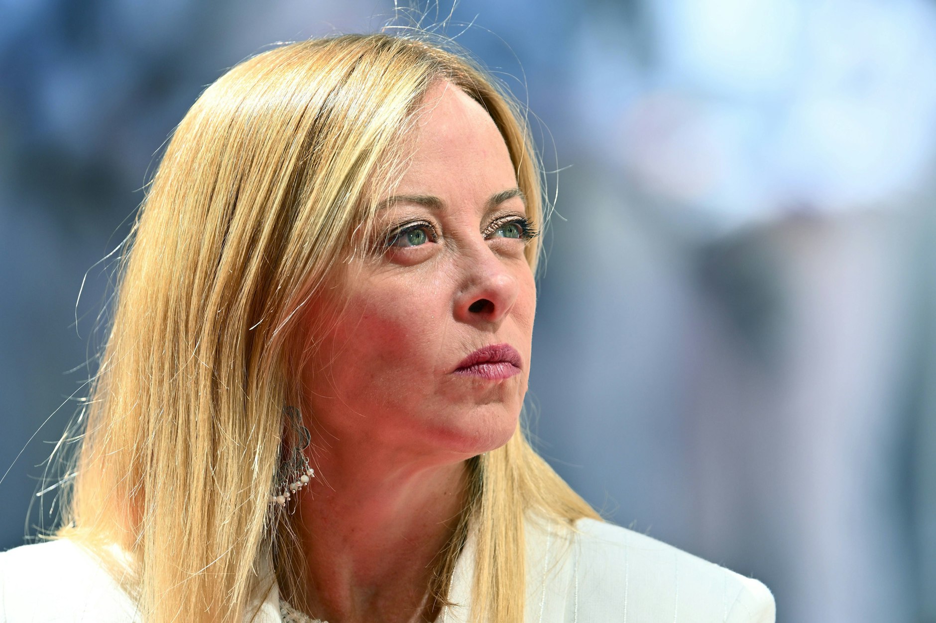 Italiens Premierministerin Giorgia Meloni verteidigt das umstrittene Albanien-Modell – der EuGH stellt nun hohe Anforderungen an die rechtliche Grundlage solcher Schnellverfahren.