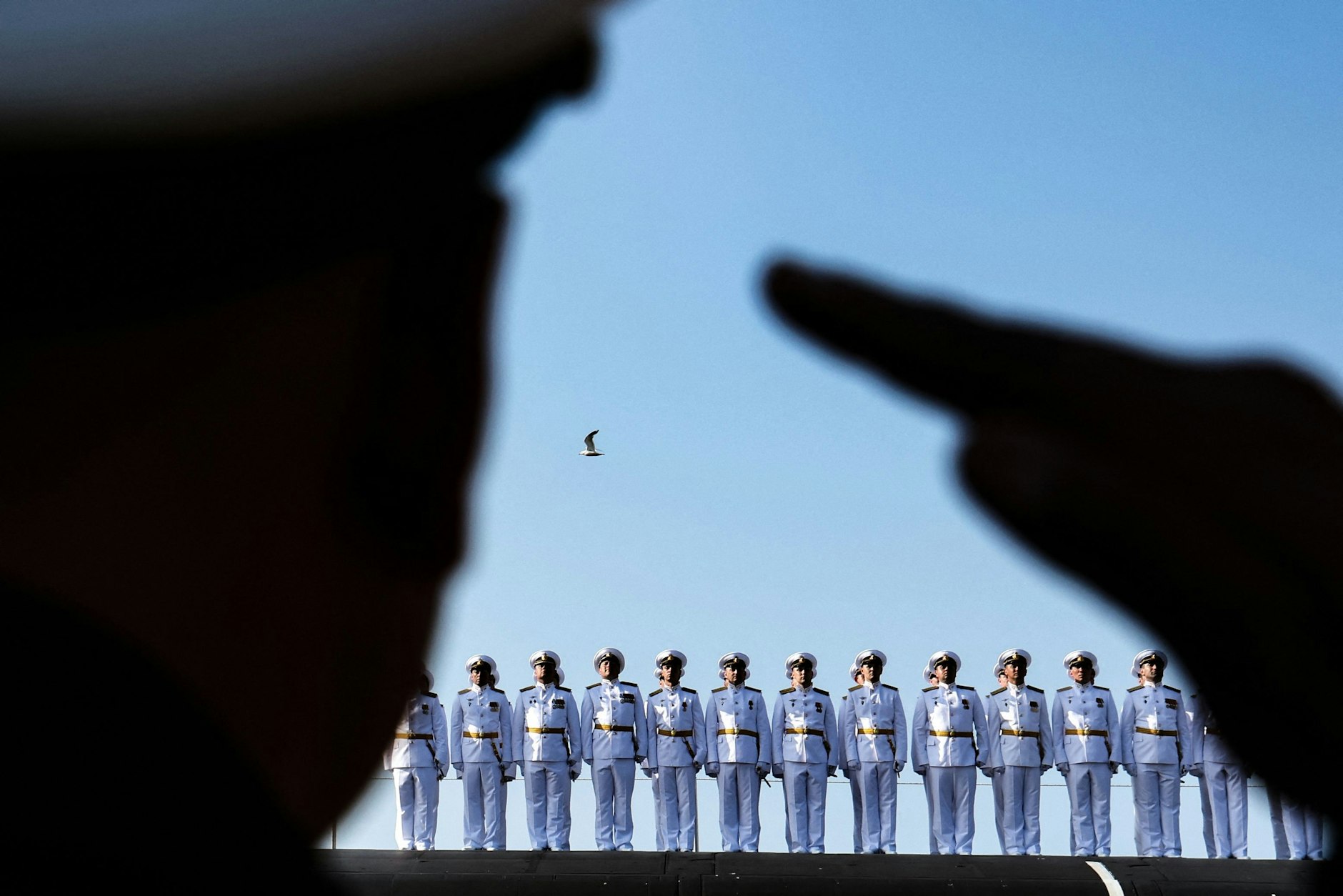 Esta foto da piscina divulgada pela agência de notícias estatal russa Sputnik mostra uma cerimônia de hasteamento da bandeira a bordo do mais novo submarino nuclear estratégico do Projeto 955A (Borey-A), o 
