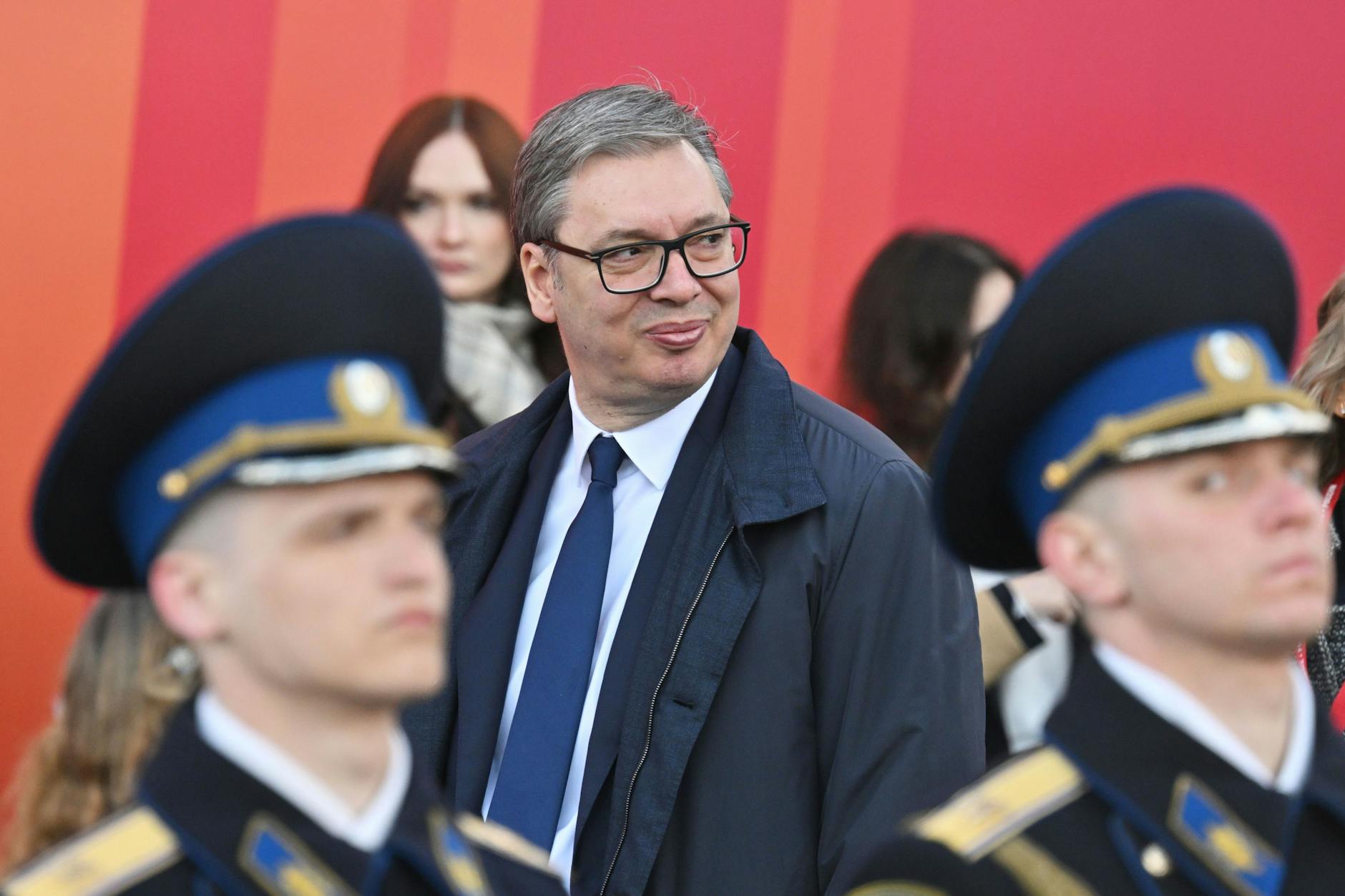 Sırbistan Cumhurbaşkanı Aleksandar Vučić (ortada) Moskova'yı ziyaret ediyor.