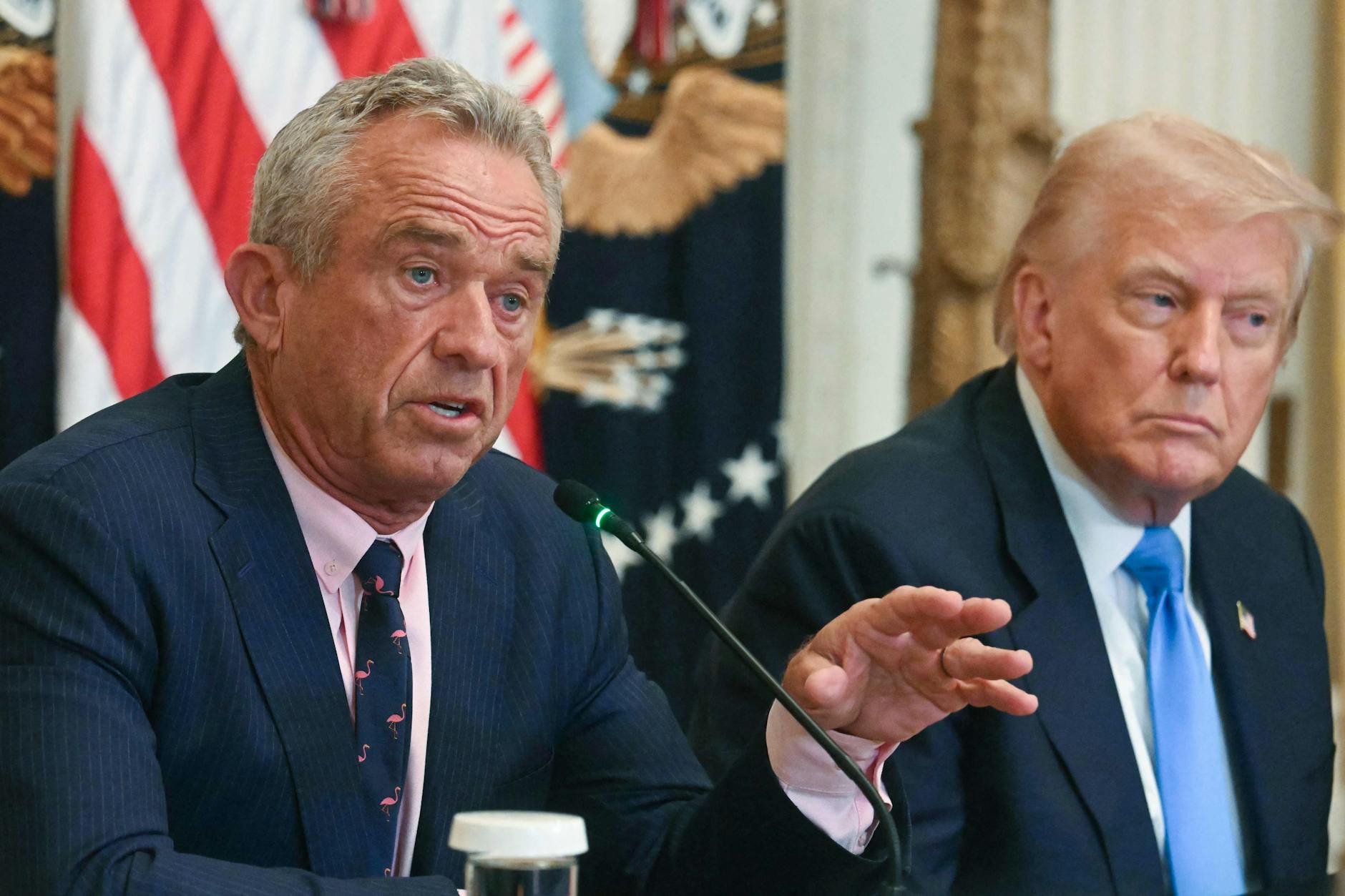 Ende Juli 2025: US-Präsident Donald Trump hört zu, wie US-Gesundheitsminister Robert F. Kennedy Jr. im Weißen Haus bei einer Veranstaltung zum Thema „Making Health Technology Great Again“ spricht.