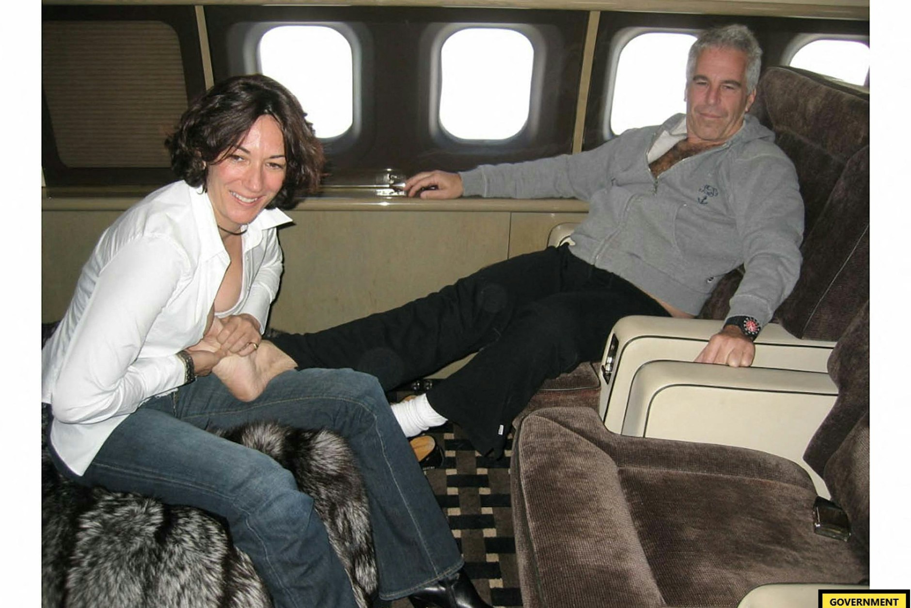 Dieses Bild, das am 8. Dezember 2021 vom US-Bezirksgericht für den südlichen Bezirk von New York erhalten wurde, zeigt die britische Prominente Ghislaine Maxwell und den US-Finanzier Jeffrey Epstein.