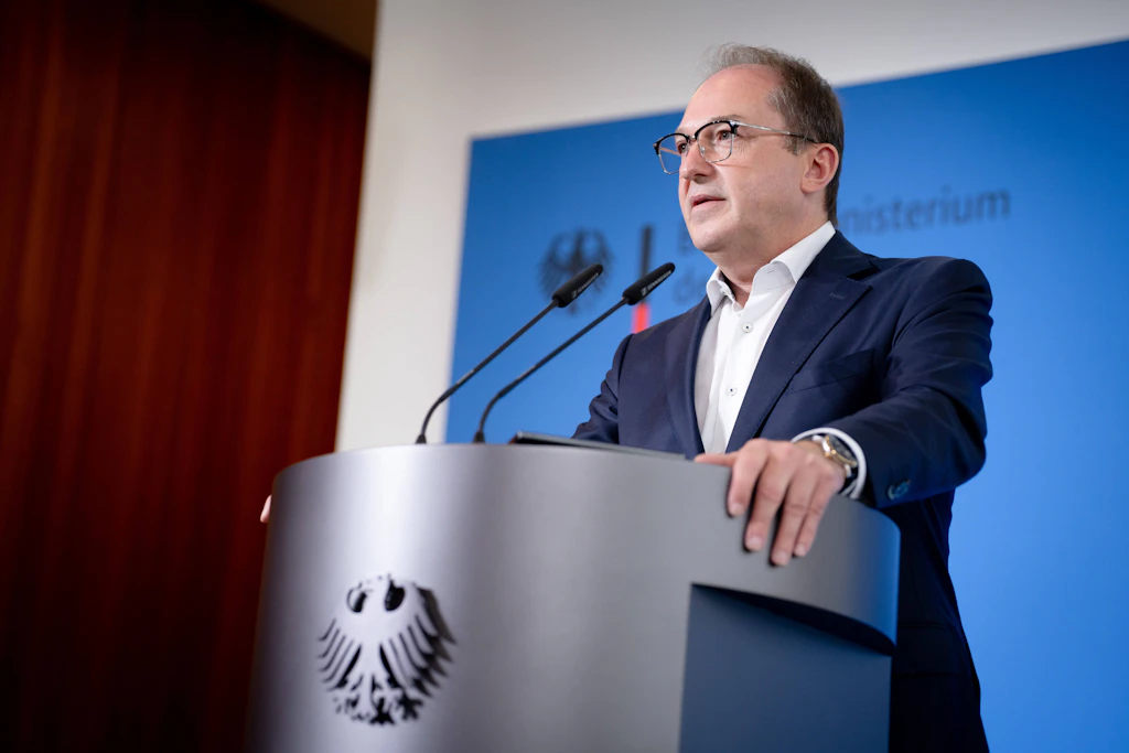 Border controls: Alexander Dobrindt announces extension