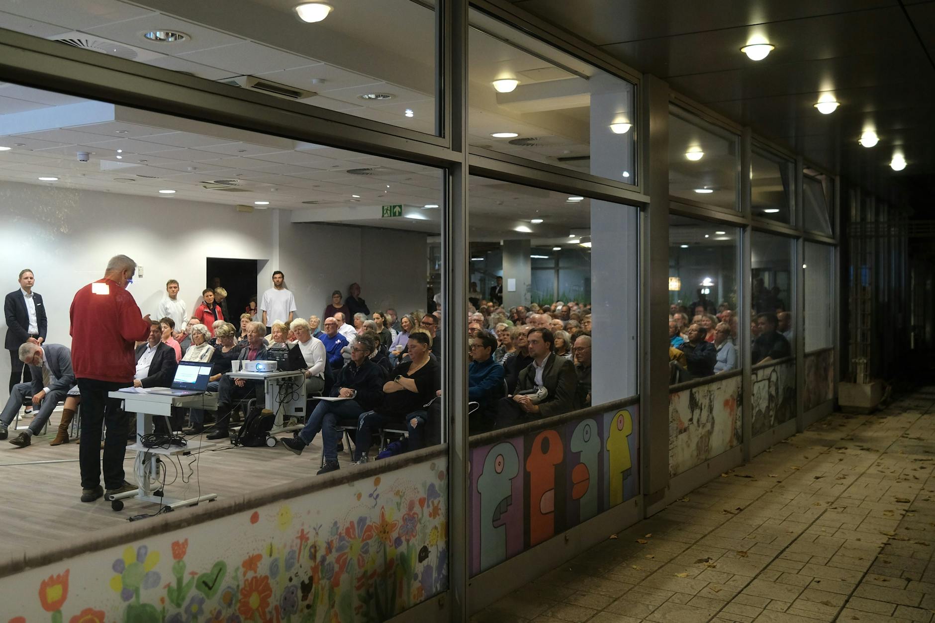 Dialogue citoyen à Lichtenberg sur le thème : Hébergement des réfugiés dans l'ancien City Hotel Berlin avec Albrecht Brömme