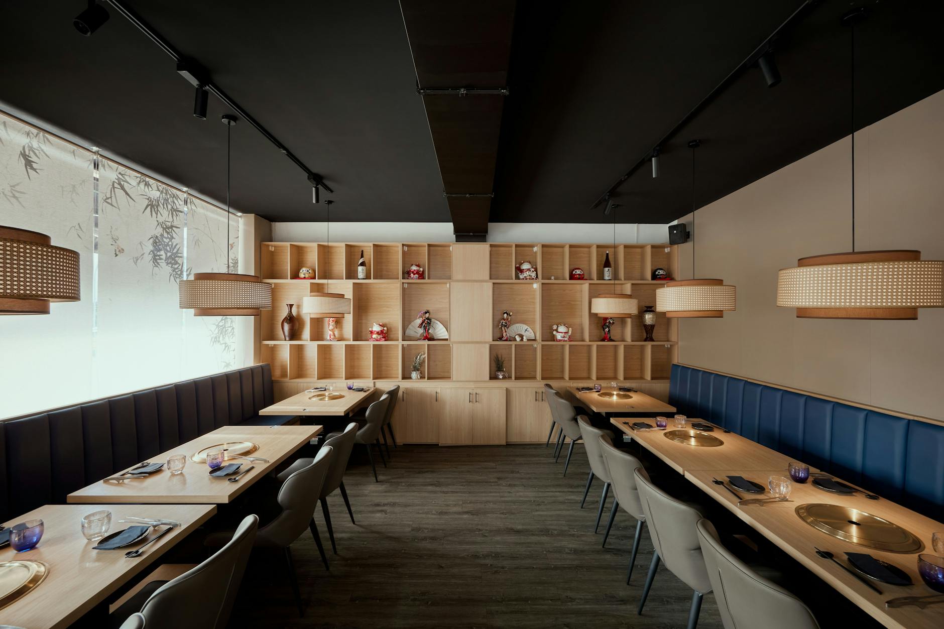 Objetividade do Leste Asiático: a sala de jantar do Nikuya Yakiniku é discreta e decorada com bom gosto.