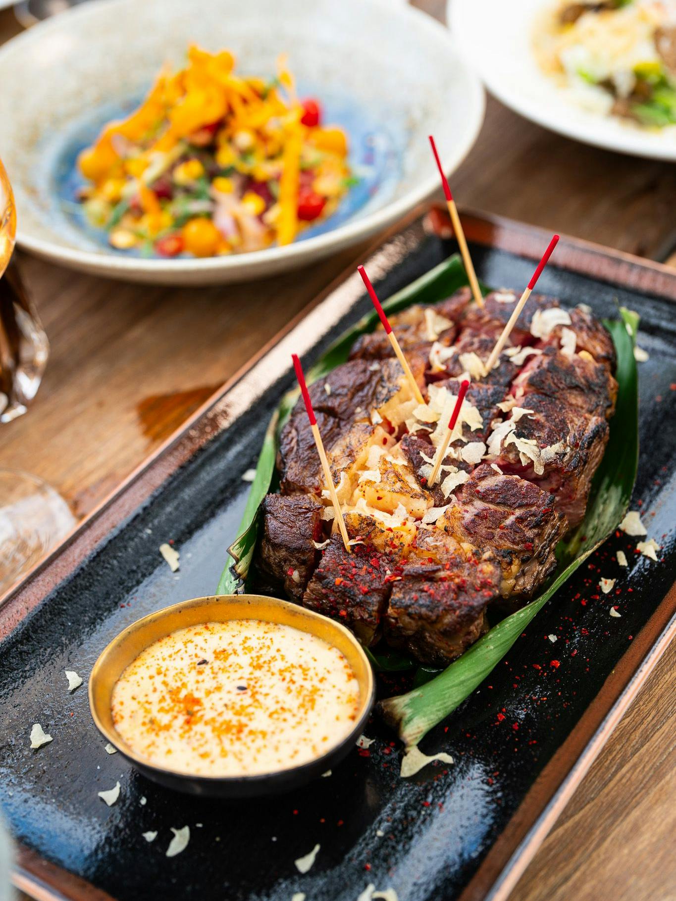 Há carne: por exemplo, também é oferecido filé de costela fresco, saído da grelha.