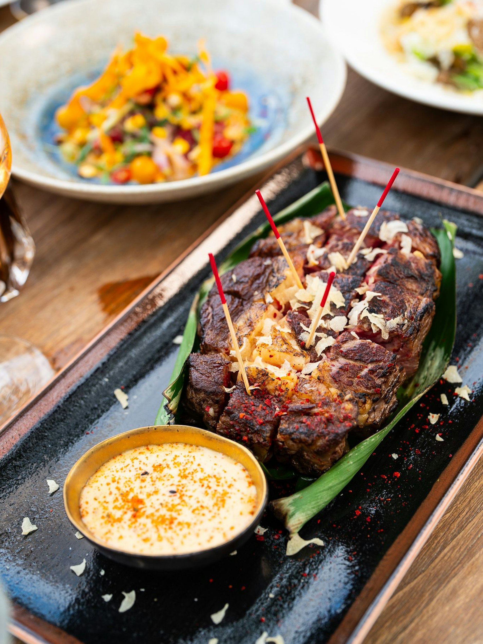 Há carne: por exemplo, também é oferecido filé de costela fresco, saído da grelha.