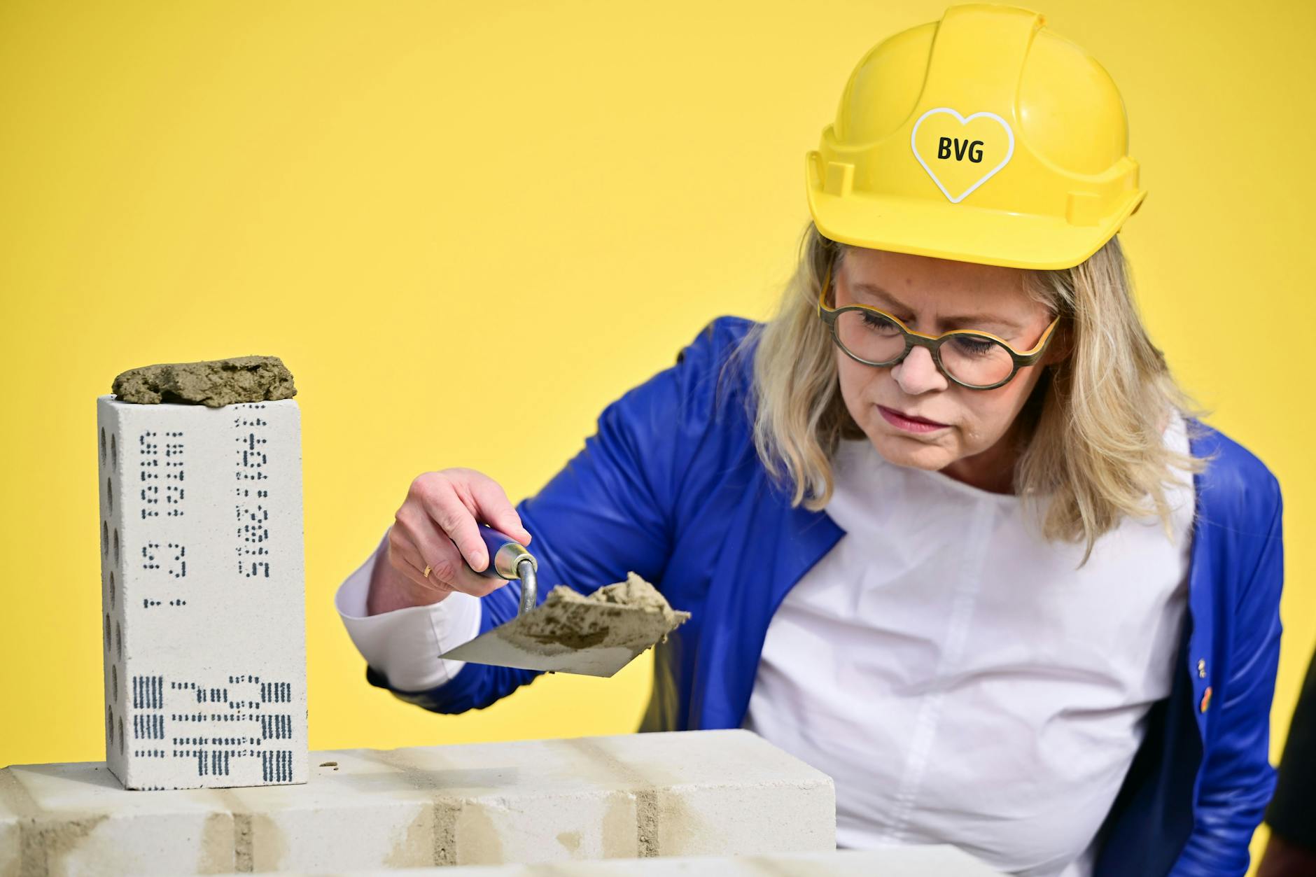 Ute Bonde (CDU), sénatrice de Berlin pour la mobilité, les transports, la protection du climat et l'environnement, construit une capsule temporelle lors de la pose de la première pierre du premier dépôt de bus électriques de la Régie des transports de Berlin.