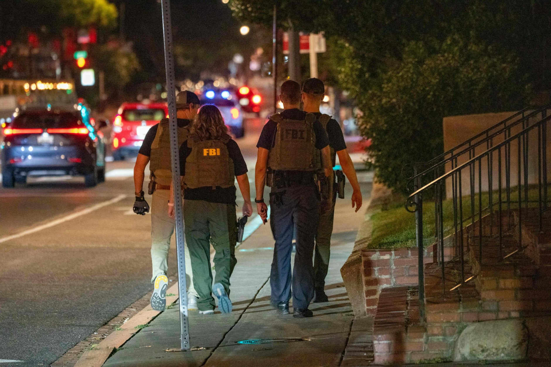 FBI-Agenten kontrollieren die Straßen in der Nähe einer U-Bahnhstrecke.