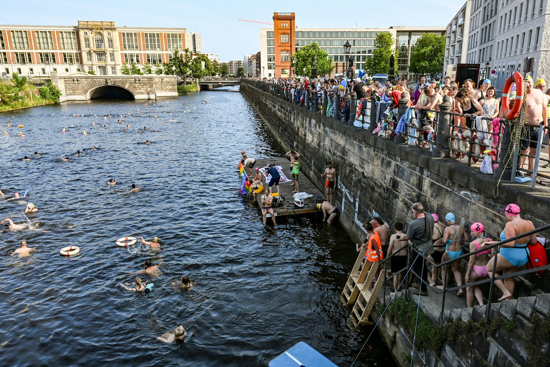 Nadando no Spree: Em junho, ativistas da associação Flussbad convidaram as pessoas a dar um mergulho nas águas escuras.