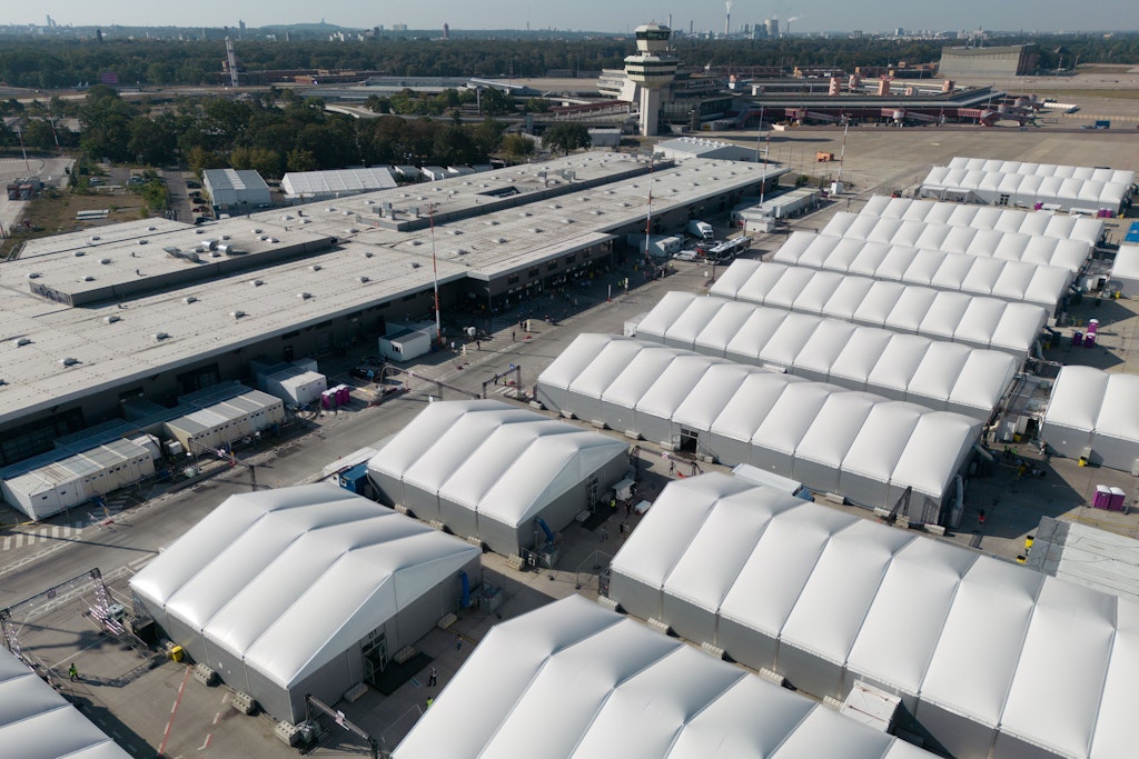 Flüchtlingsunterkunft in Tegel: Messe Berlin zieht sich als Bauherr zurück