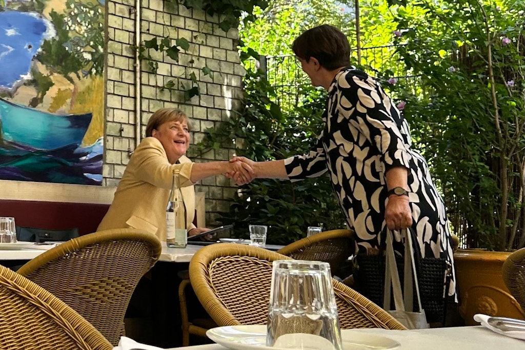 Angela Merkel zum Mittagessen in Berlin-Kreuzberg: Ihre Begleitung sorgt für Spekulationen